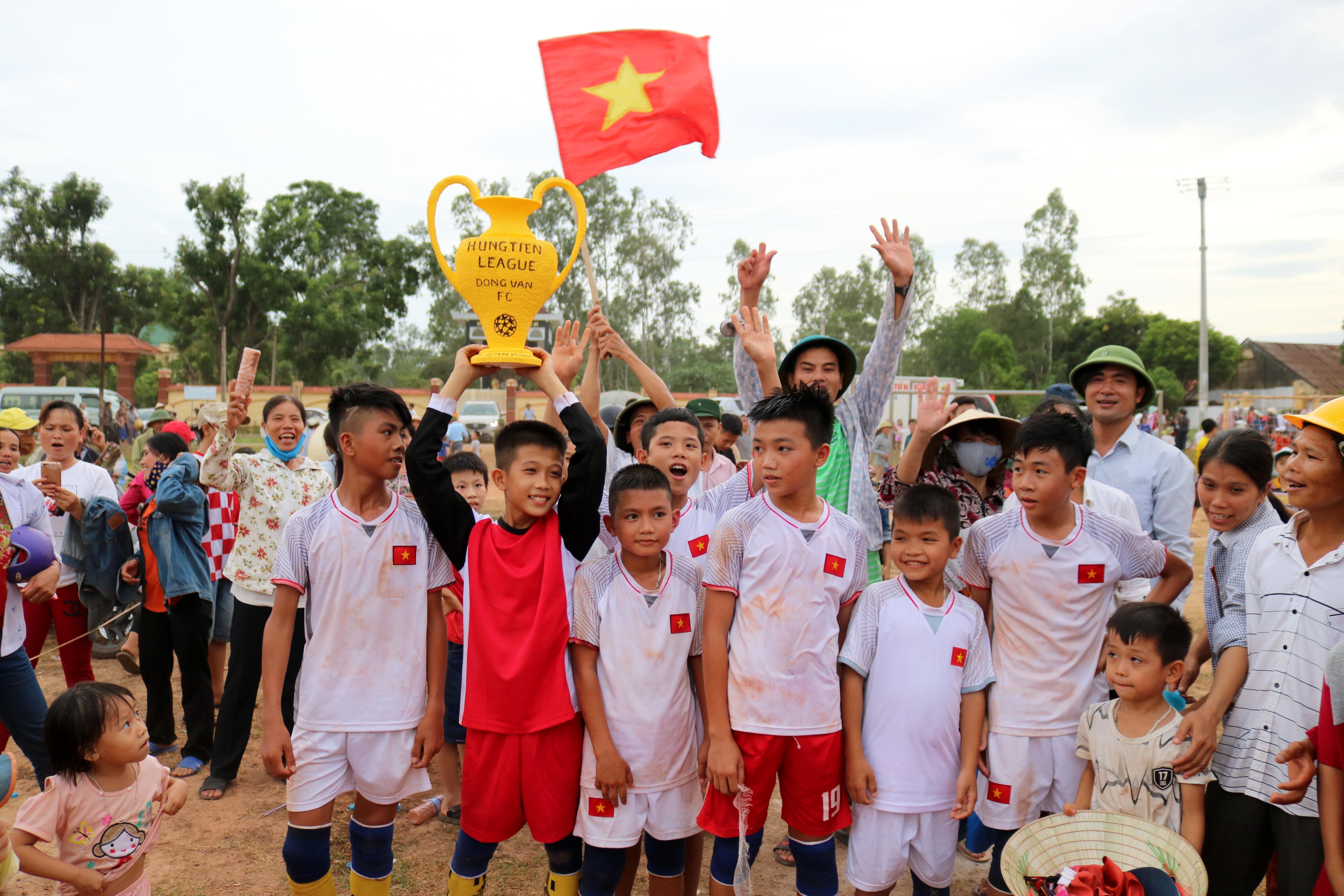 Mỗi lần tham gia giải bóng thiếu nhi là một lần các em được ghi vào ký ức tuổi thơ những kỷ niệm đẹp.  Ảnh: Huy Thư