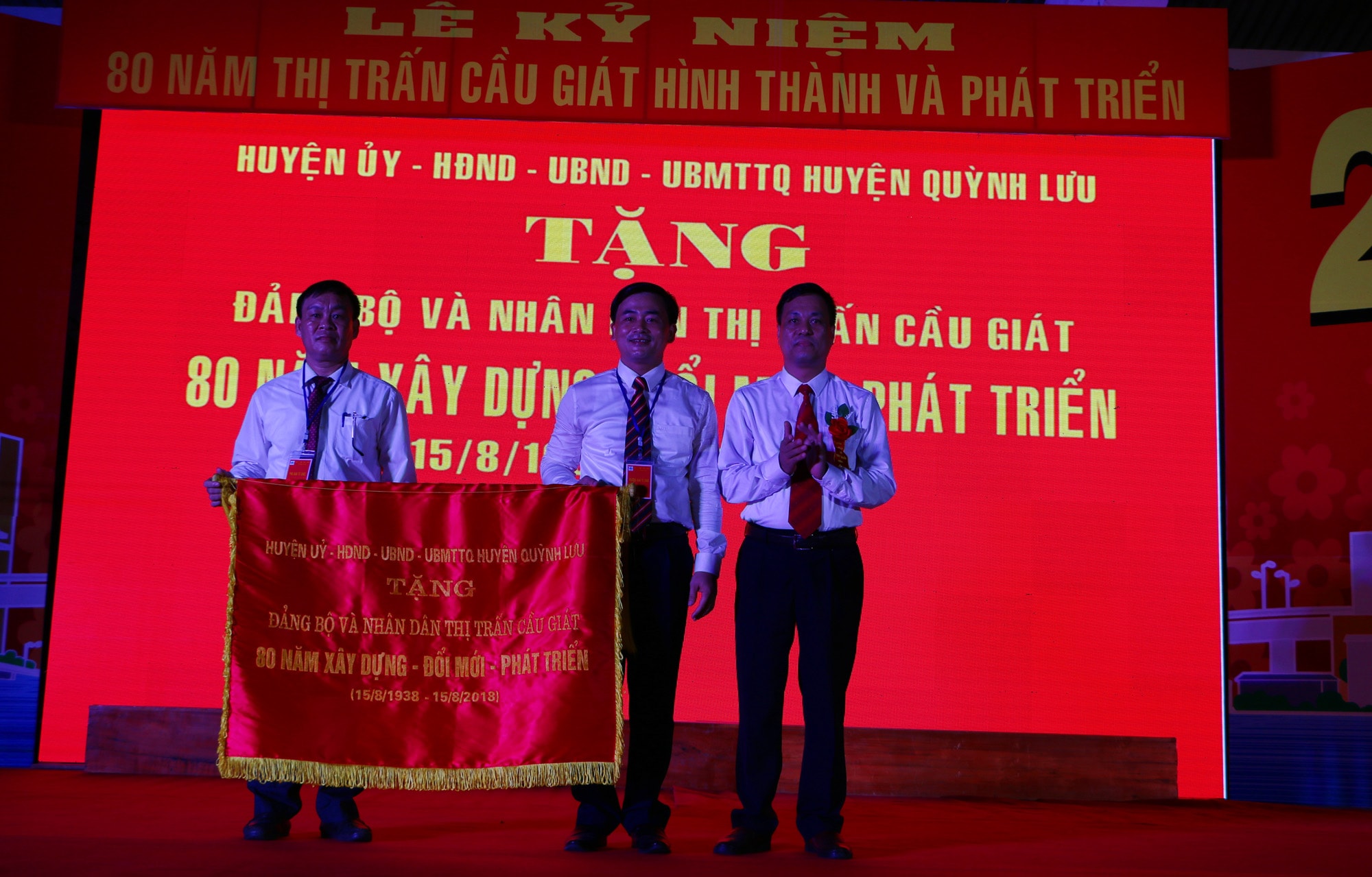 Huyện ủy, HĐND và UBND huyện Quỳnh Lưu trao Bức trướng 