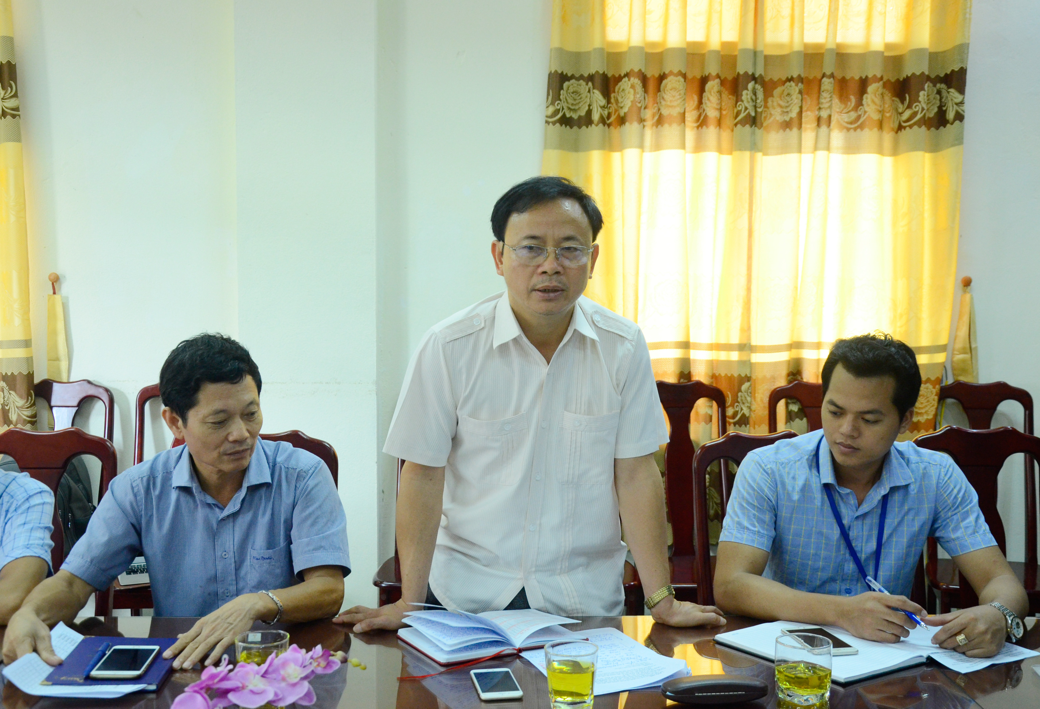 Phó Chủ tịch UBND huyện Thanh Chương Nguyễn Hữu Hiền báo cáo tình hình