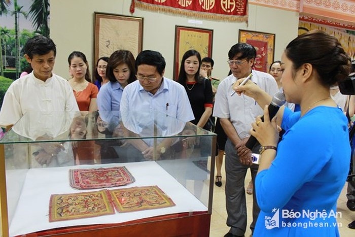 Tham quan triển lãm vể nghề thêu ở Bảo tàng Nghệ An. Ảnh tư liệu