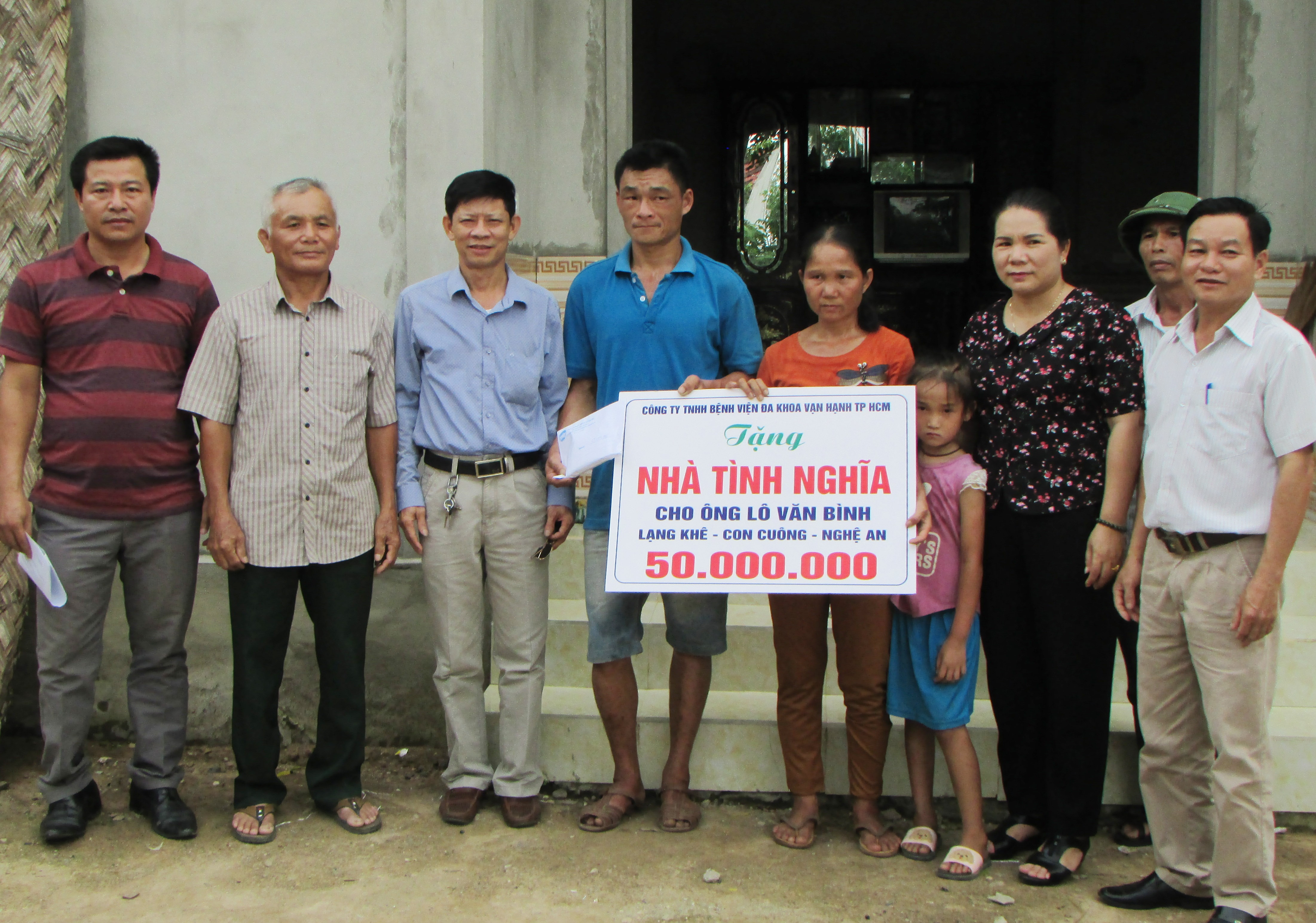 lãnh đạo huyện Con Cuông trao tiền hỗ trợ của bệnh viên cho hộ nghèo anh Lô Văn Bình