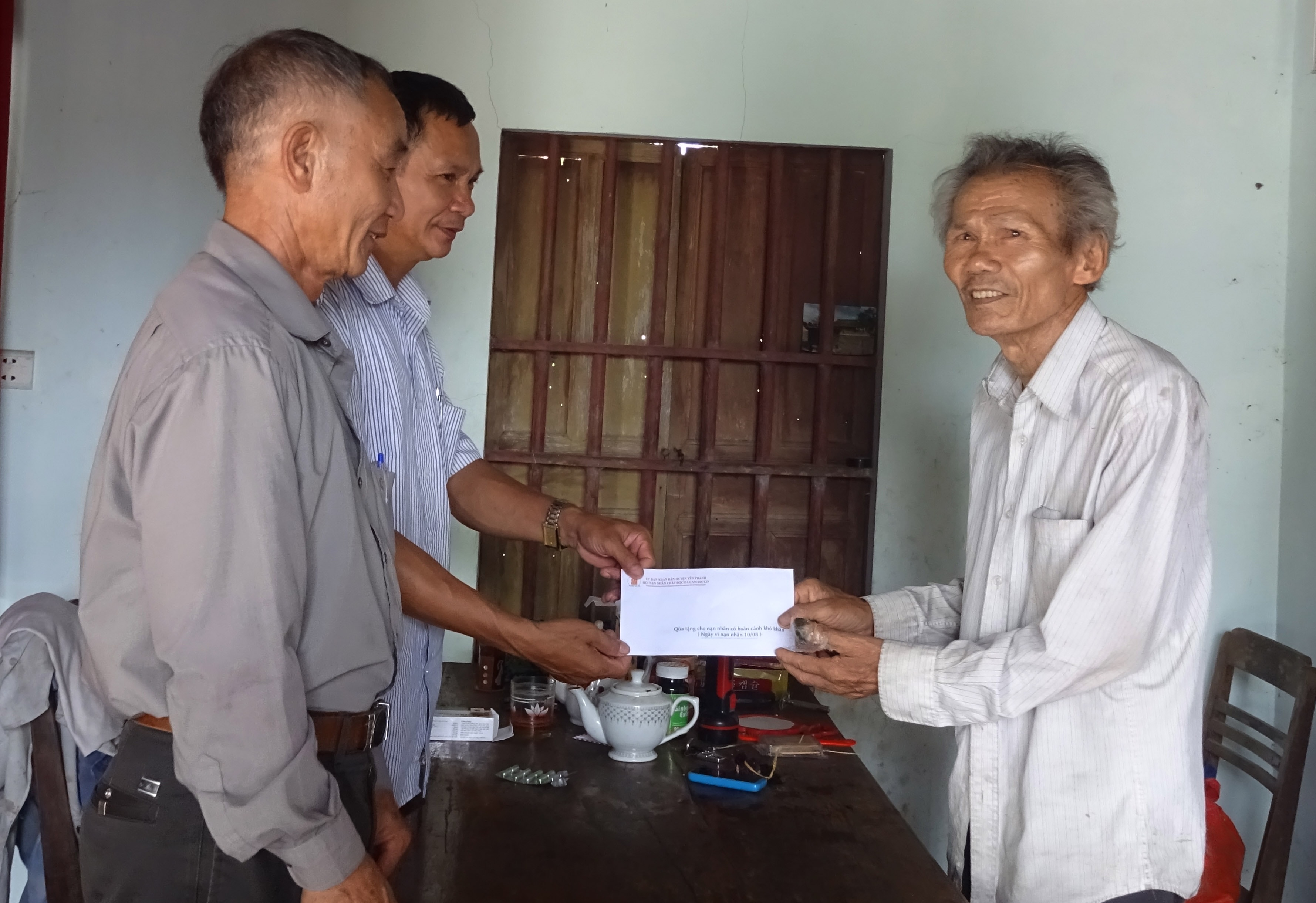 Trao quà cho gia đình ông Trần Ngọc Côn xóm 1 Văn Thành 