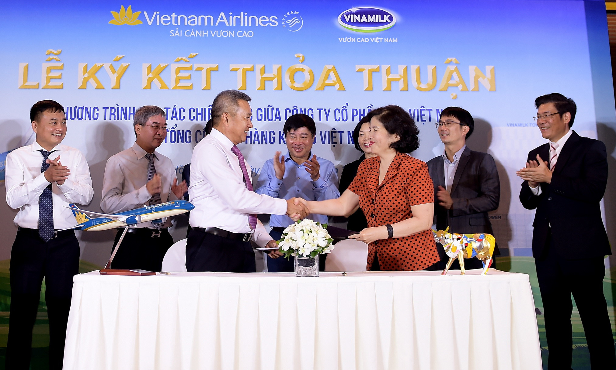 Lãnh đạo hai đơn vị thực hiện nghi thức ký kết thỏa thuận hợp tác chiến lược giữa Tổng Công ty Hàng không Việt Nam (Vietnam Airlines) và Công ty cổ phần Sữa Việt Nam (Vinamilk).
