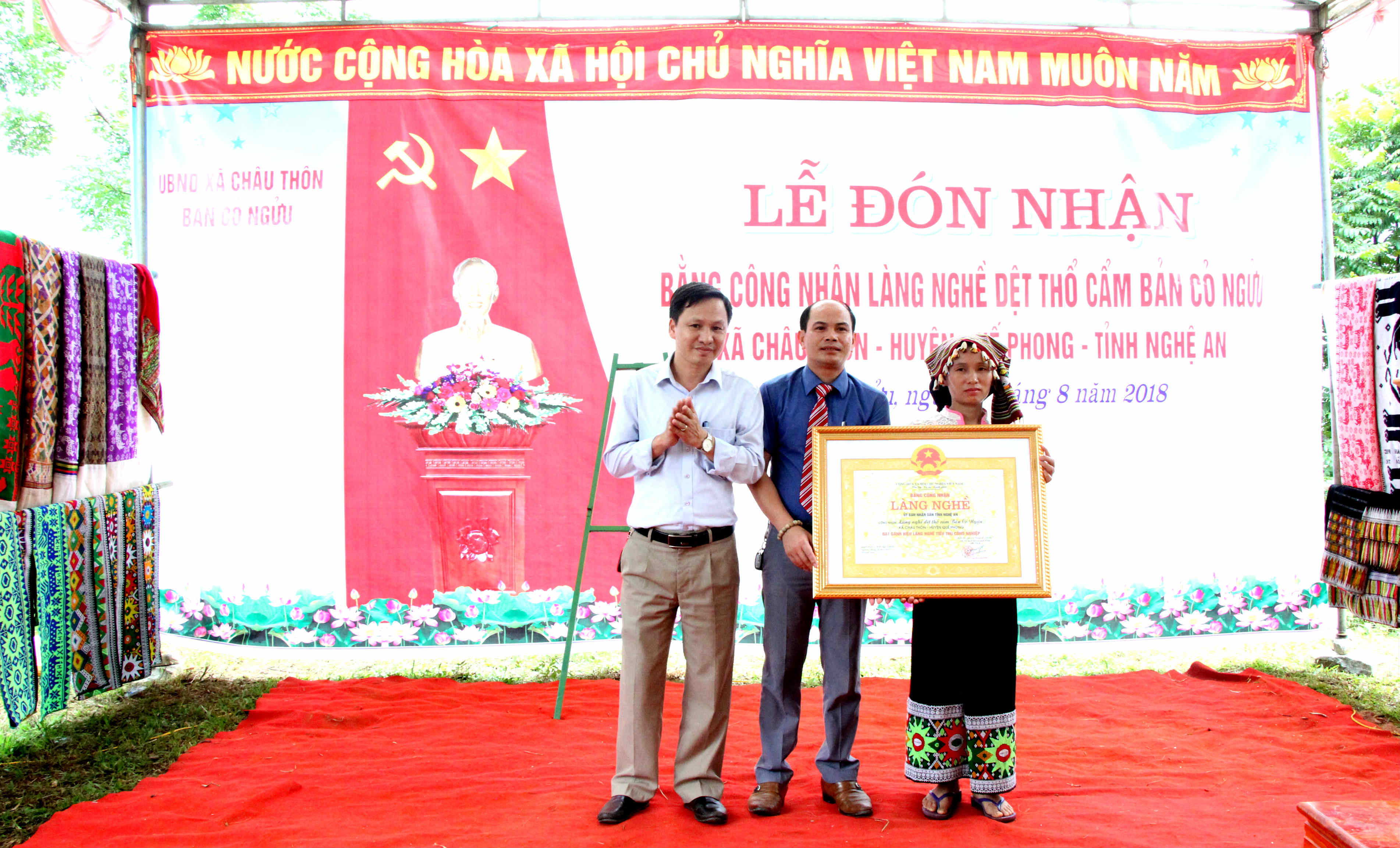 Đại diện chính quyền huyện Quế Phong, thay mặt UBND tỉnh Nghệ An trao bằng chứng nhận làng nghề cho bản Cỏ Ngựu. Ảnh : Hùng Cường