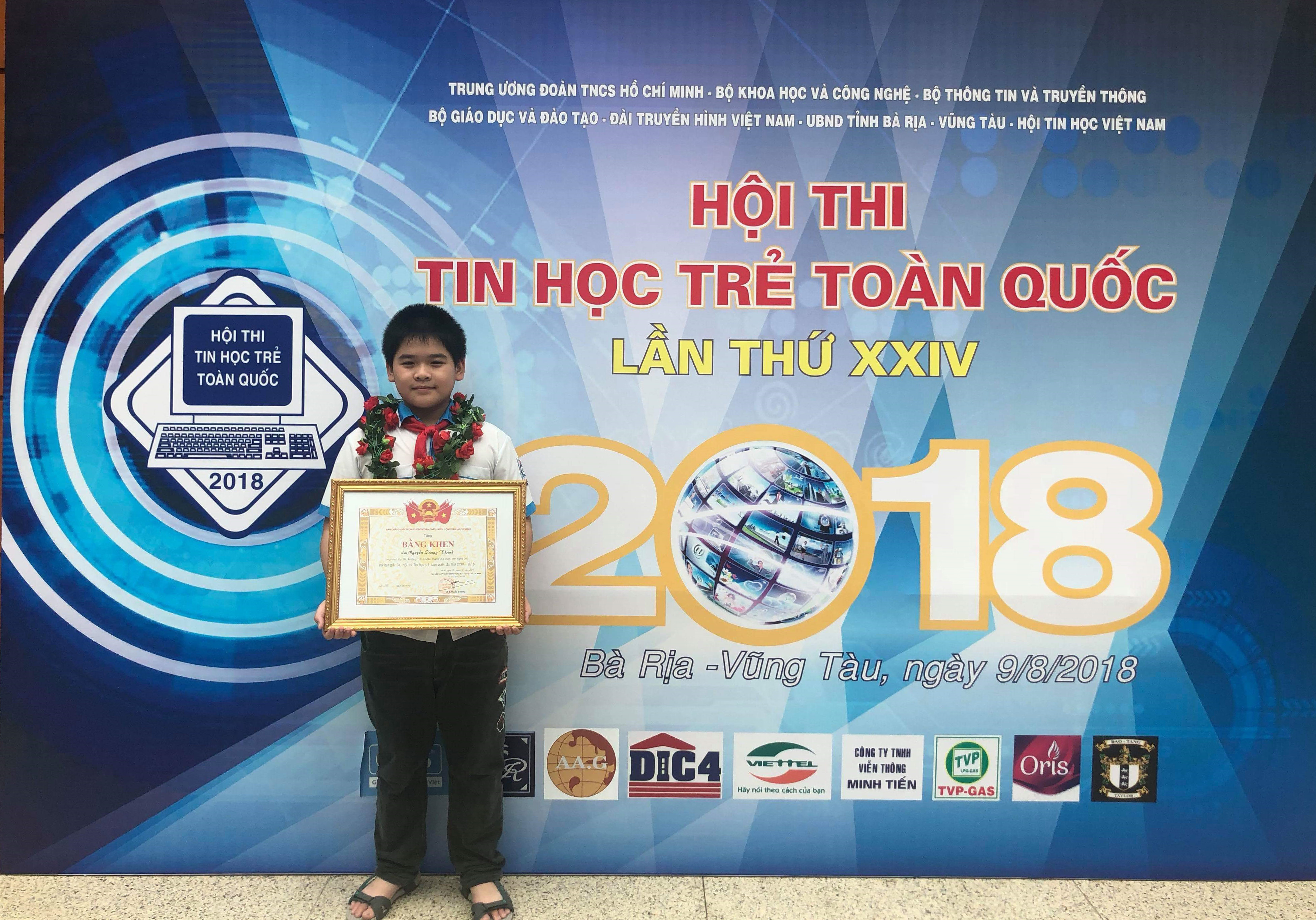 Em Nguyễn Quang Thanh - Lớp 5H Trường Tiểu học Lê Mao nhận Bằng khen tại Hội thi Tin học trẻ toàn quốc lần thứ 24, năm 2018 tại TP Vũng Tàu. Ảnh: Ngân Hà