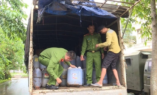 Hàng ngàn lít dầu ăn “bẩn” bị cơ quan chức năng bắt giữ.