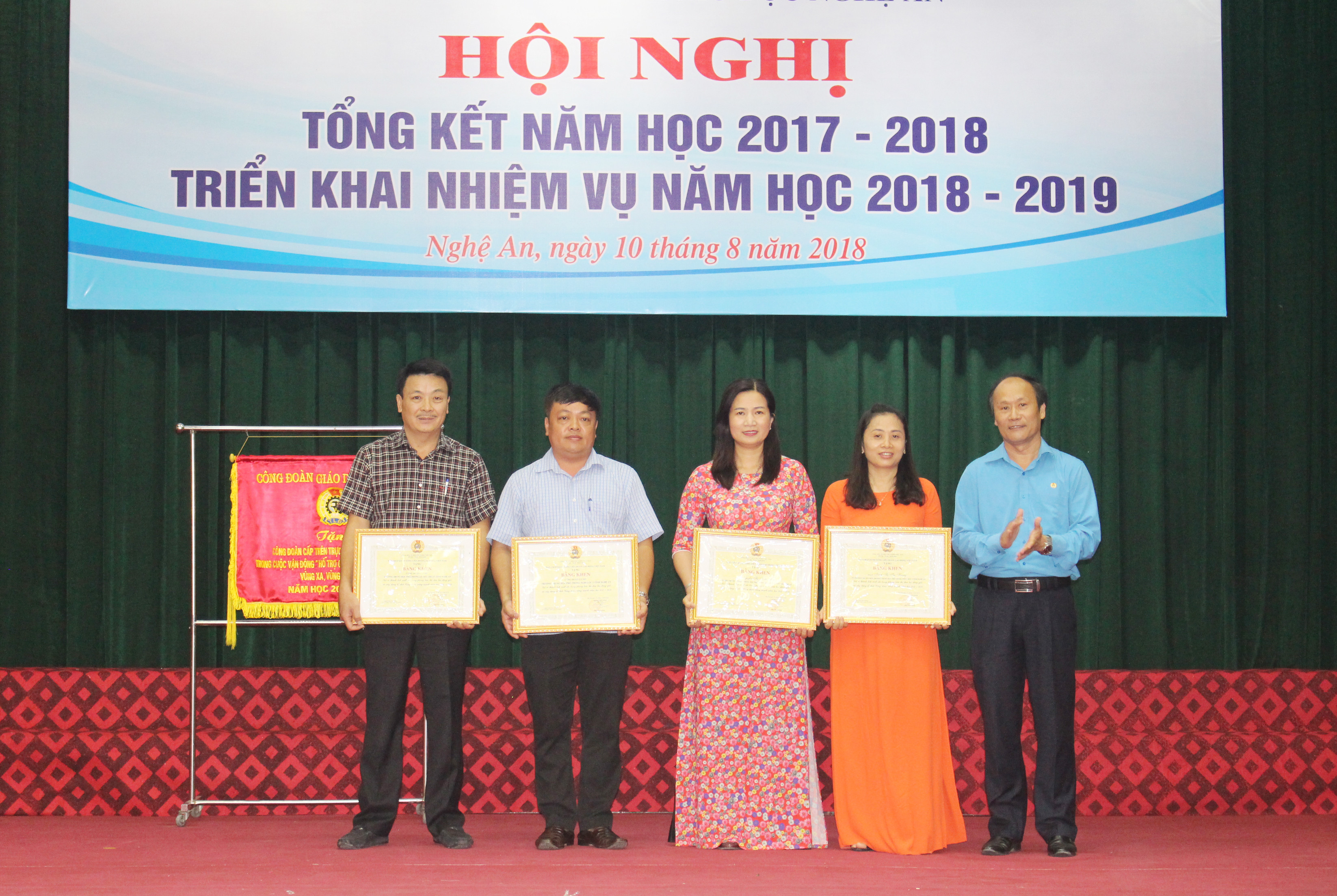 ập thể, 3 cá nhân được Tổng LĐLĐ Việt Nam tặng bằng khen vì có thành tích xuất sắc trong phong trào thi đua lao động giỏi và xây dựng tổ chức công đoàn vững mạnh năm 2017 - 2018. Ảnh: Phước Anh