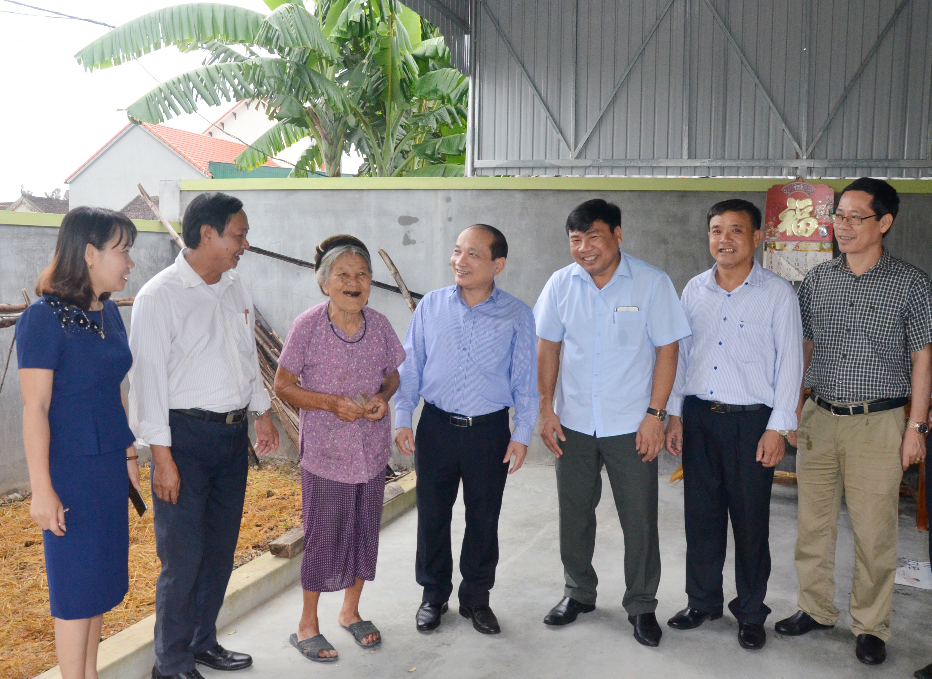 Đoàn khảo sát của Đoàn ĐBQH tỉnh thăm gia đình bà Thái Thị xóm 5 xã Yên Thành đối tượng có công được hỗ trợ xây dựng nhà ở. Ảnh Thanh Lê