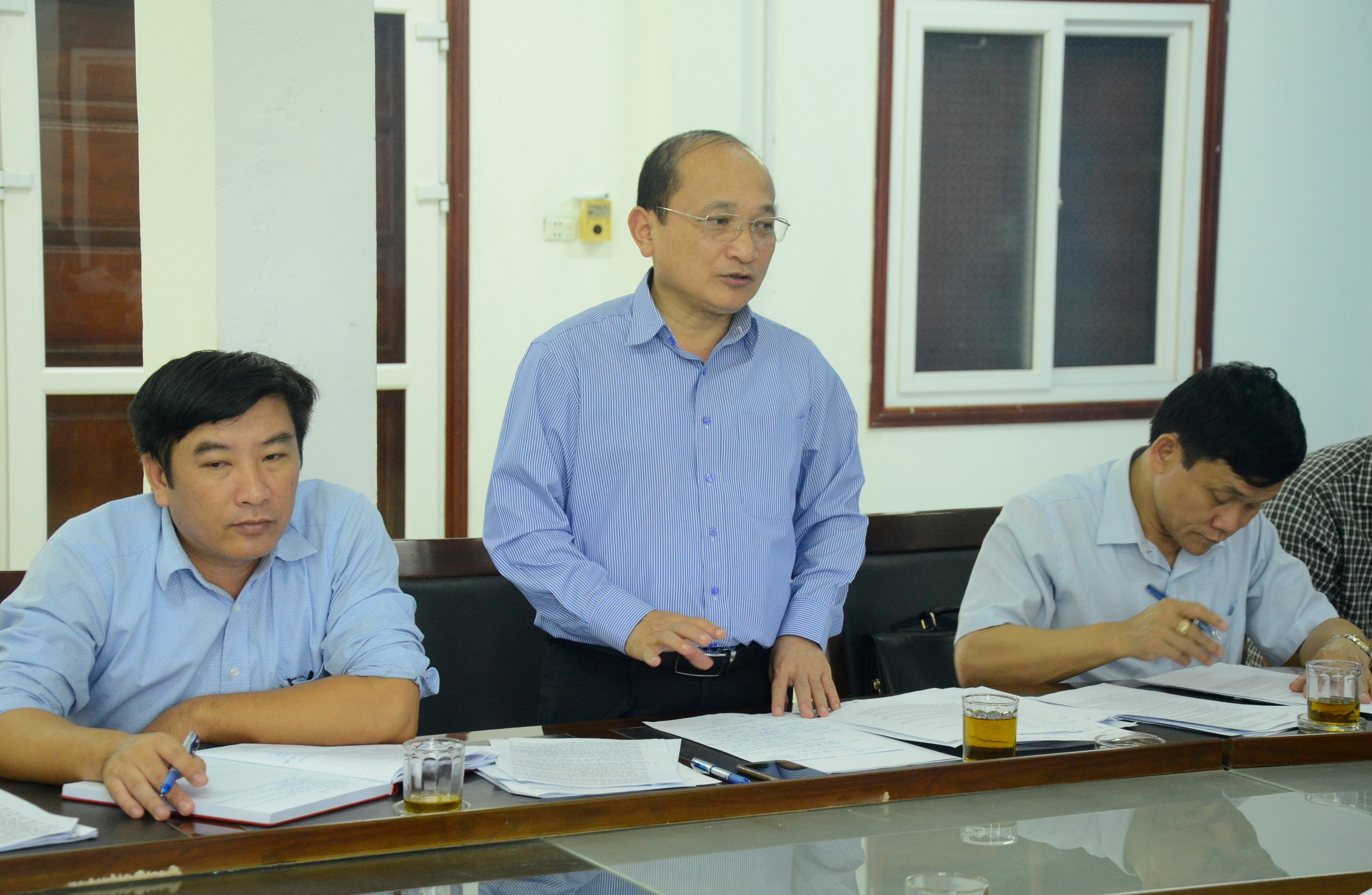 Phó Trưởng Đoàn ĐBQH tỉnh Nguyễn Thanh Hiền phát biểu tại cuộc làm việc. Ảnh Thanh Lê