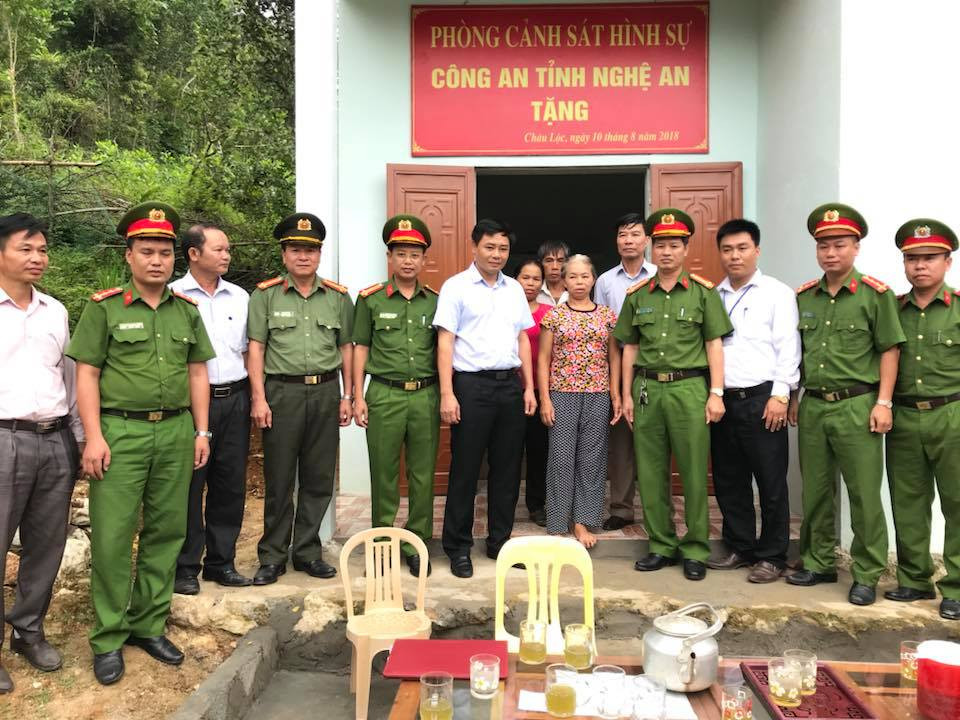 Các đồng chí lãnh đạo phòng PC 45 - Công an tỉnh- huyện Quỳ Hợp, chính quyền địa phương xã Châu Lộc chụp ảnh lưu niệm cngf gia đình
