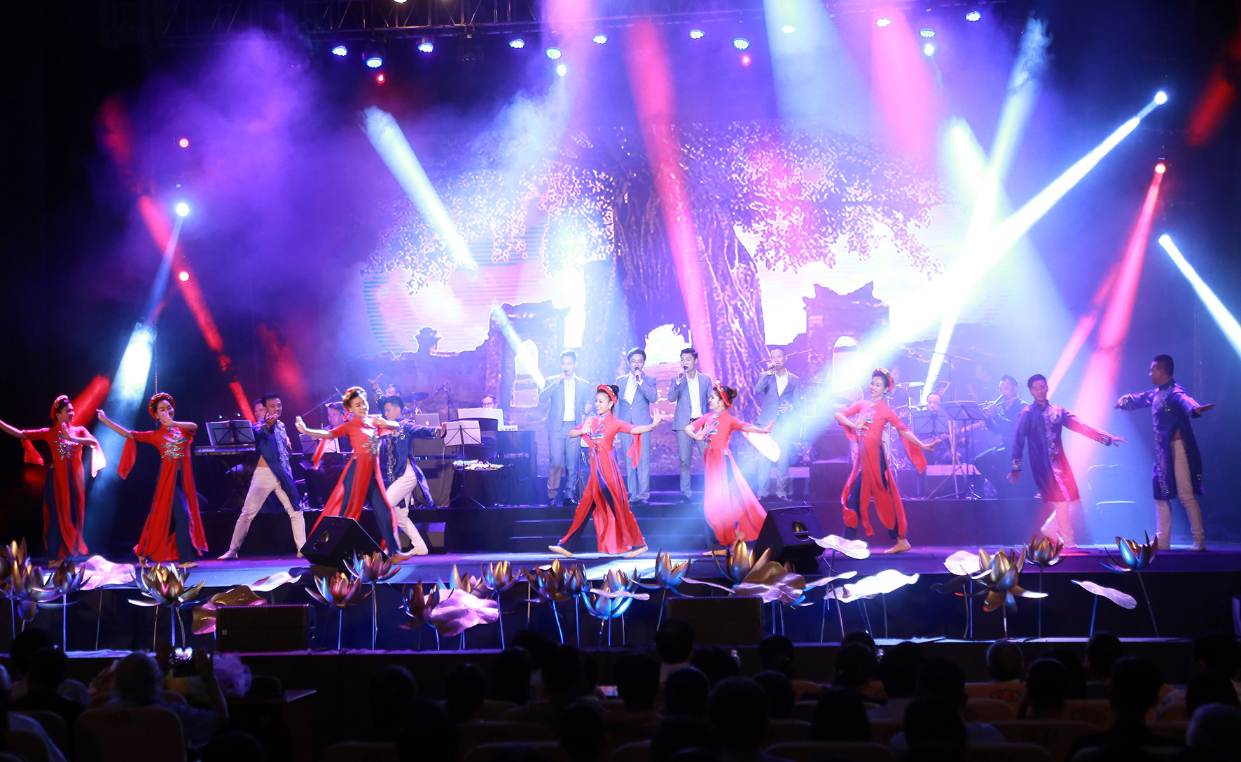 Sân khấu hoành tráng, hiệu ứng ánh sáng và âm thanh tuyệt đẹp cũng làm nên thành công của đêm nhạc của nhạc sỹ Nguyễn Trọng tạo tại quê nhà. Ảnh: Sách Nguyễn