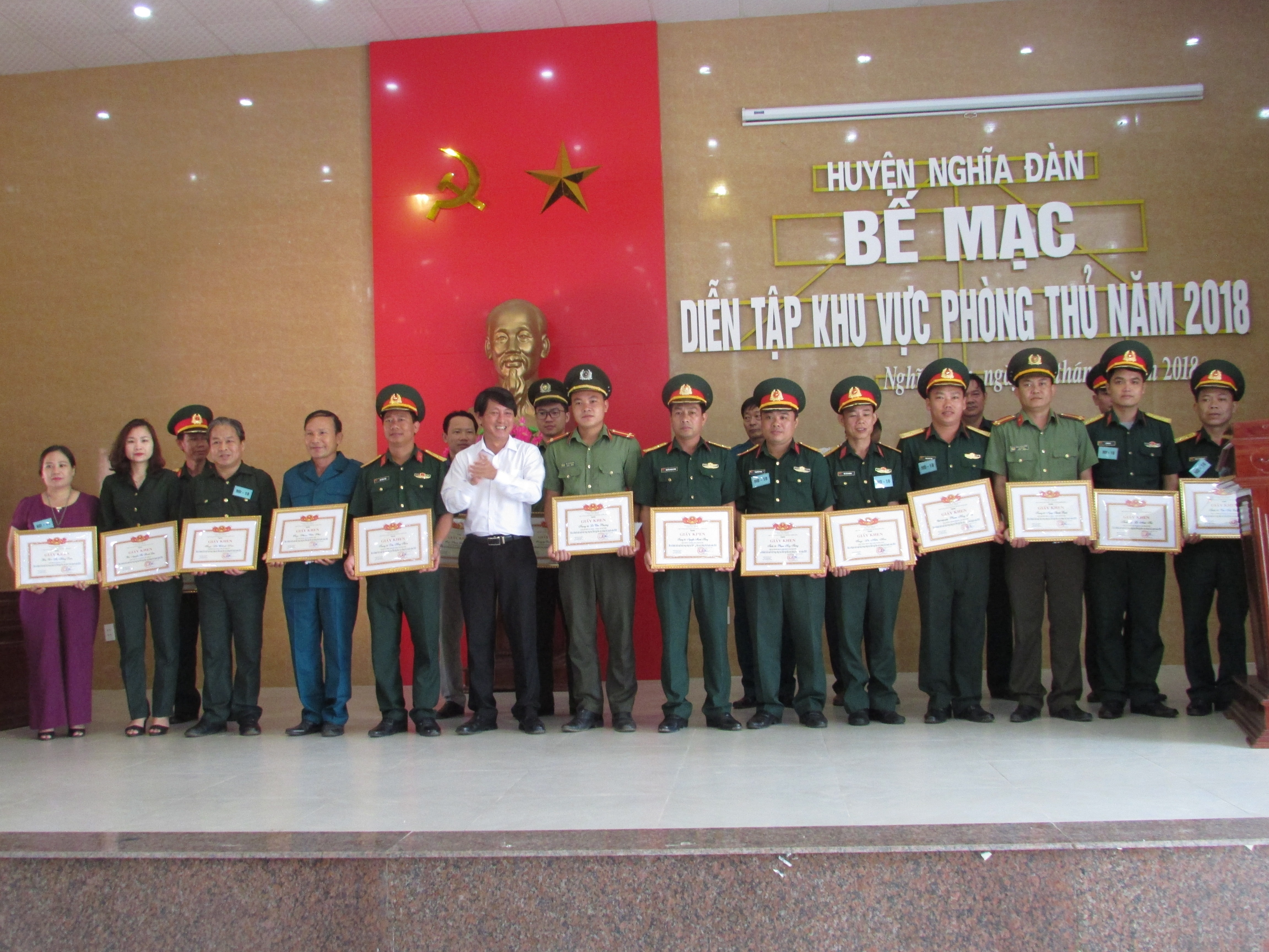 UBND huyện Nghĩa Đàn trao Giấy khen cho 23 cá nhân có thành tích trong diễn tập. Ảnh: Minh Thái