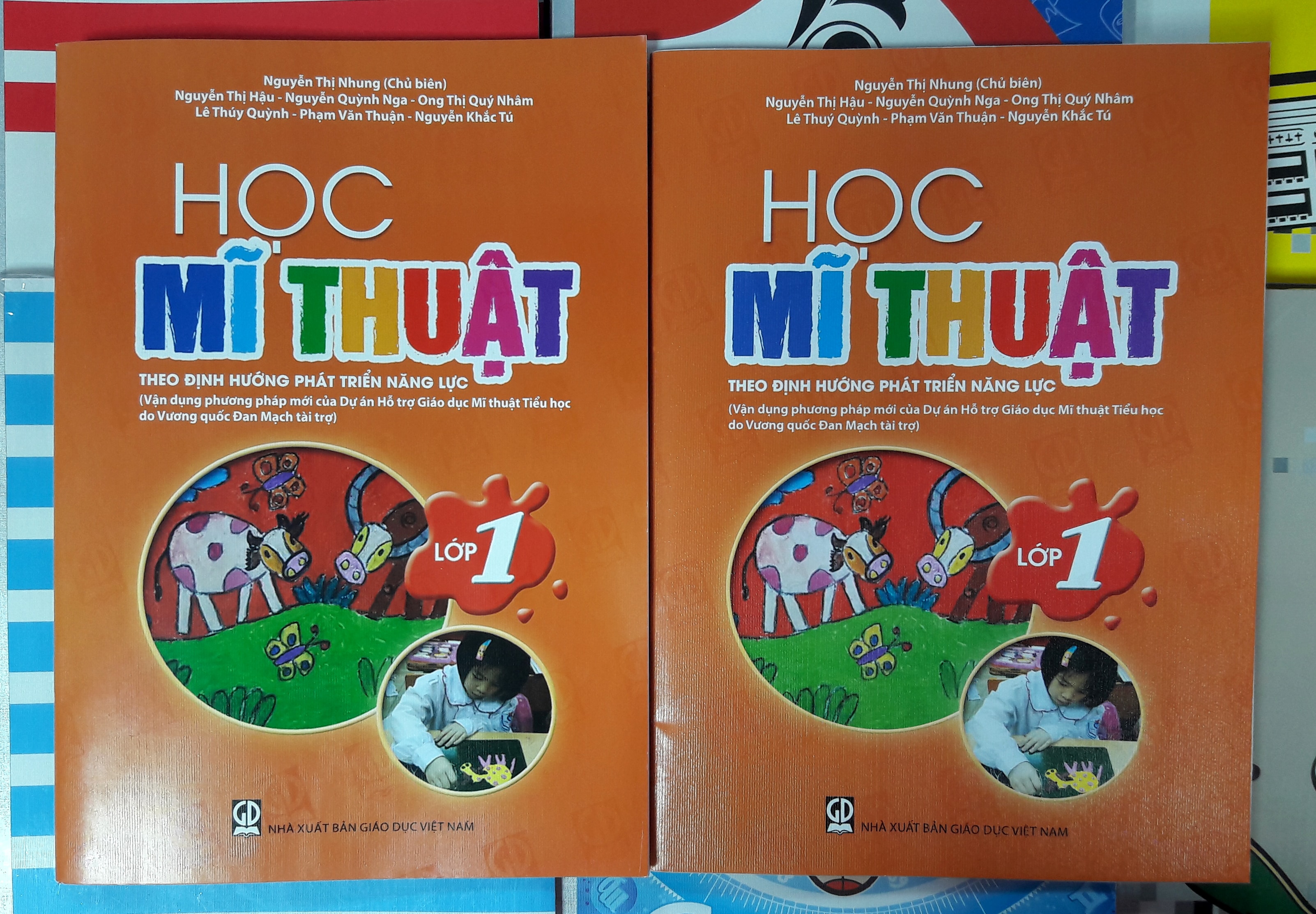 Hai quyển sách Học Mỹ thuật 1 được chị Huyền (P.Quán Bàu, TP.Vinh) mua ở hai nhà sách khác nhau có kích thước, màu bìa ... khác nhau. Ảnh: Nguyệt Minh