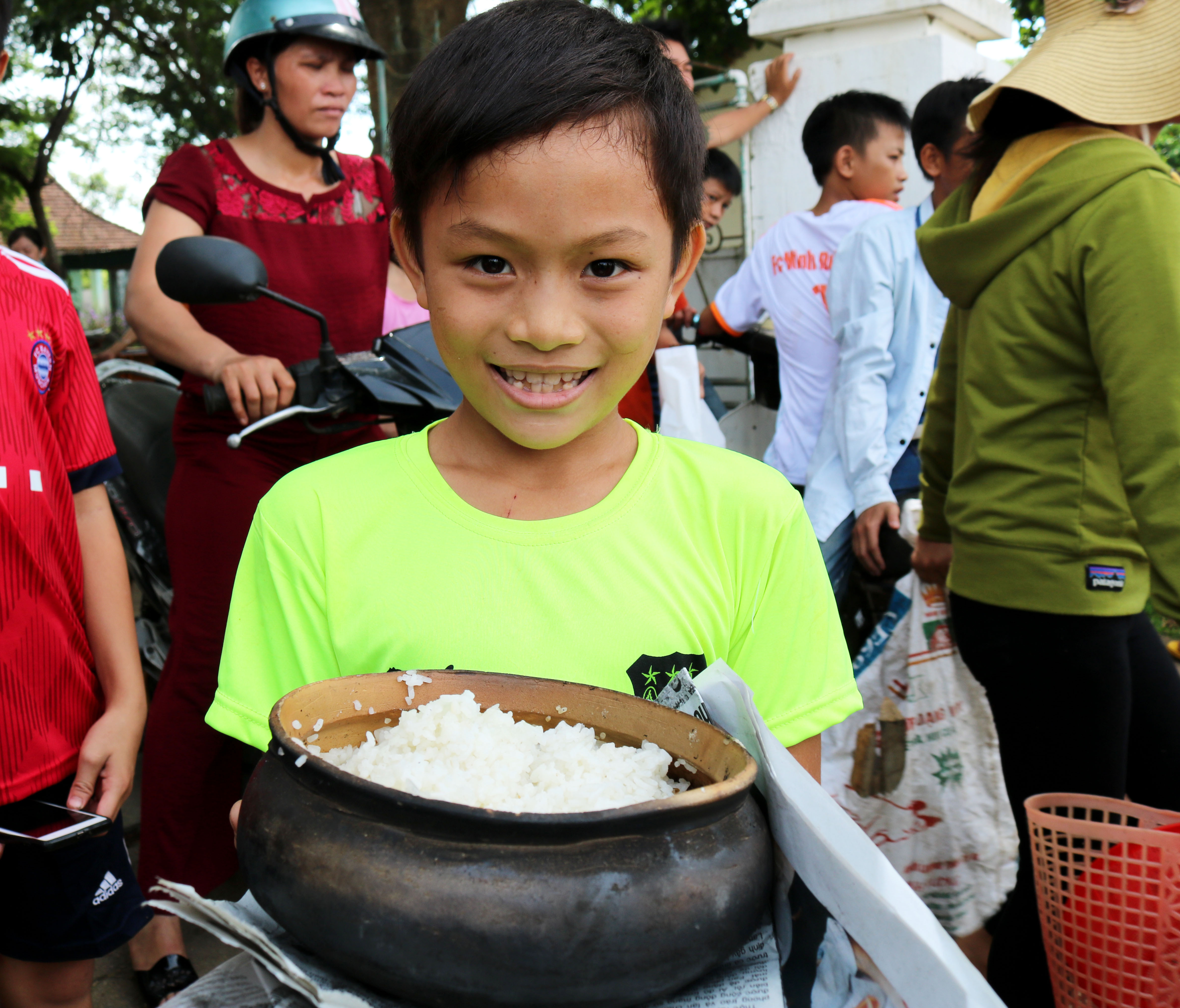 Sau những giờ phút lo lắng, chăm chút, các em cũng đã tự tay nấu được những nồi cơm đất chín dẻo thơm