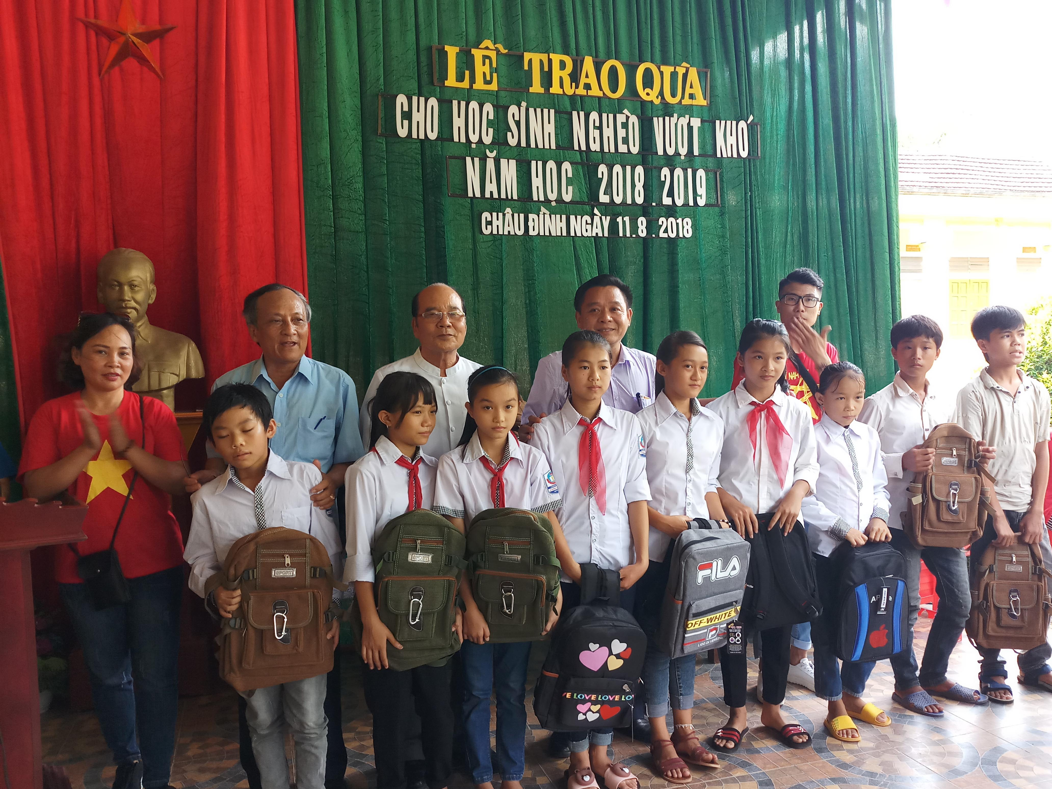 Đoàn tặng 100 suất cho các em học sinh trường THCS Châu Đình. Ảnh: Thanh Hợp