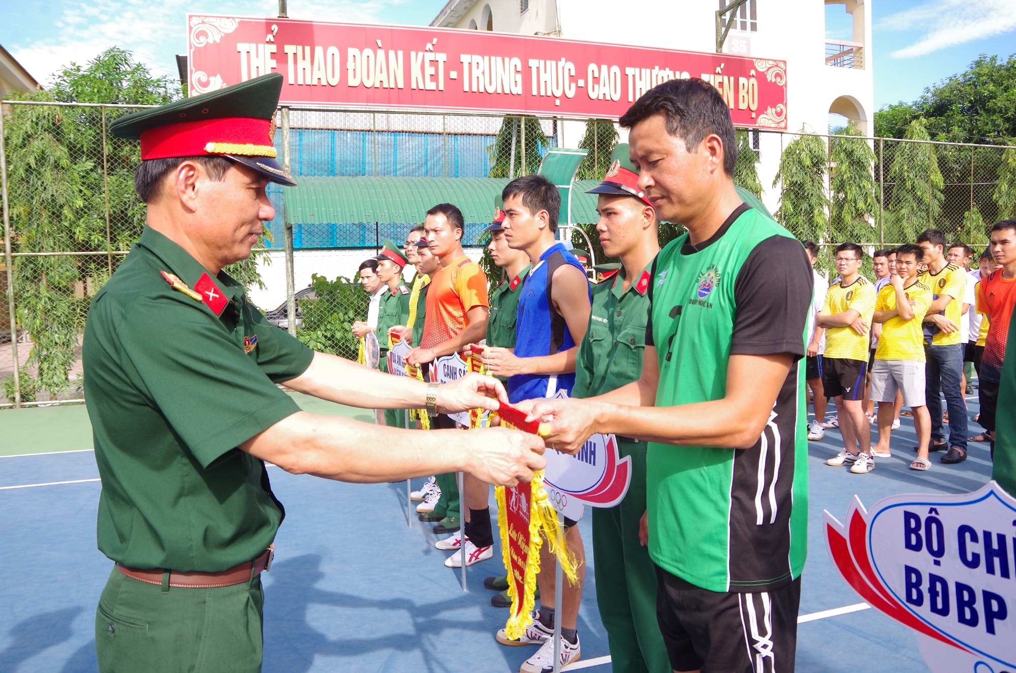 Đại tá Trần Văn Hùng trao cờ thi đua cho các đơn vị. Ảnh: Trọng Kiên