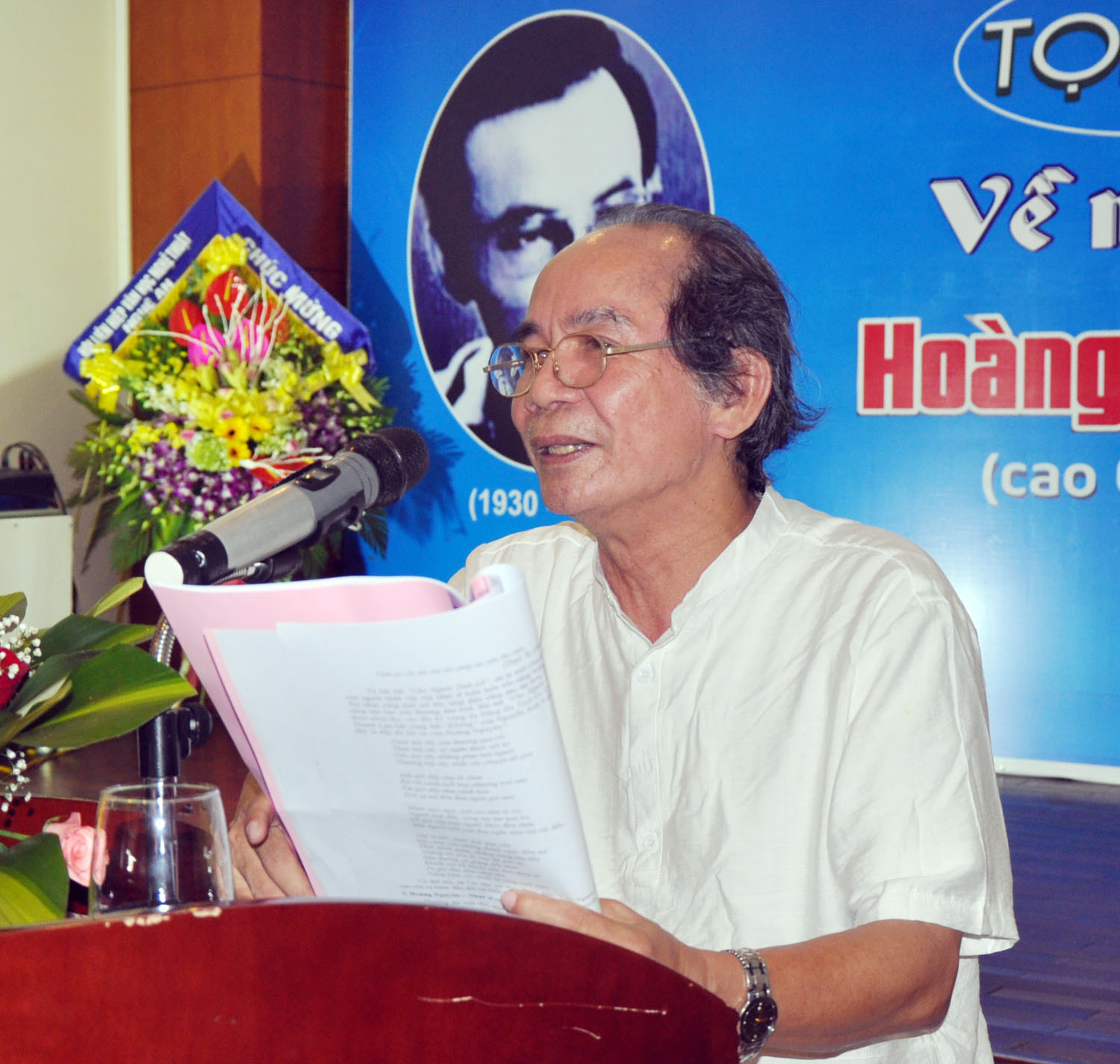 Nhạc sỹ NguyễnTrọng Tạo trình bày tham luận 