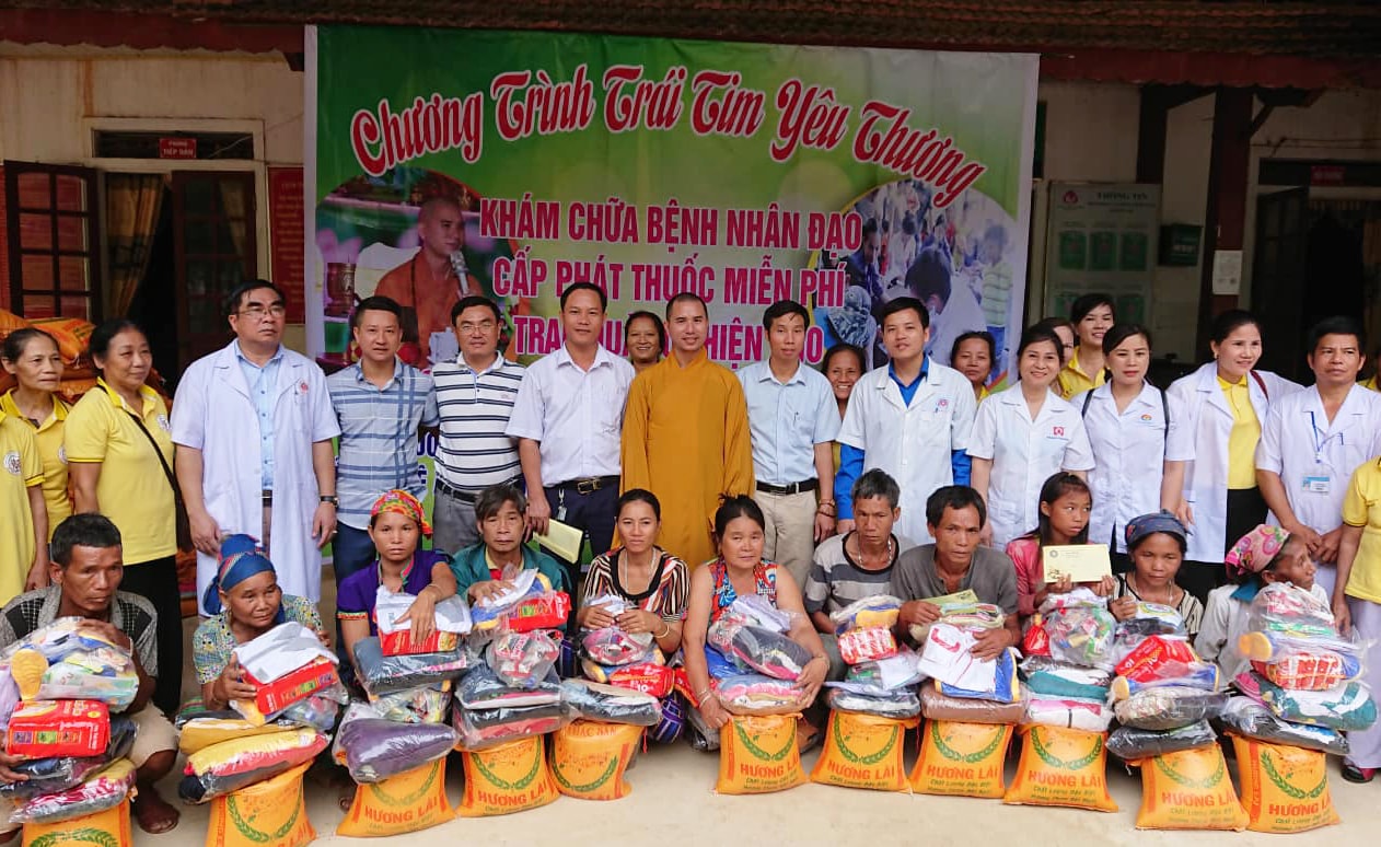 Trao 250 suất quà cho các hộ dân nghèo ở Kỳ Sơn. Ảnh: Huy Thư