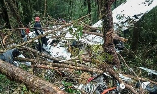 Mảnh vỡ máy bay được phát hiện trong vùng rừng núi nhiều cây cối sáng nay. Ảnh: AFP.