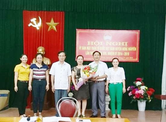 Lãnh đạo huyện Hưng Nguyên tặng hoa chúc mừng bà Thái Thị Hải Châu. Ảnh: hungnguyen.gov.vn