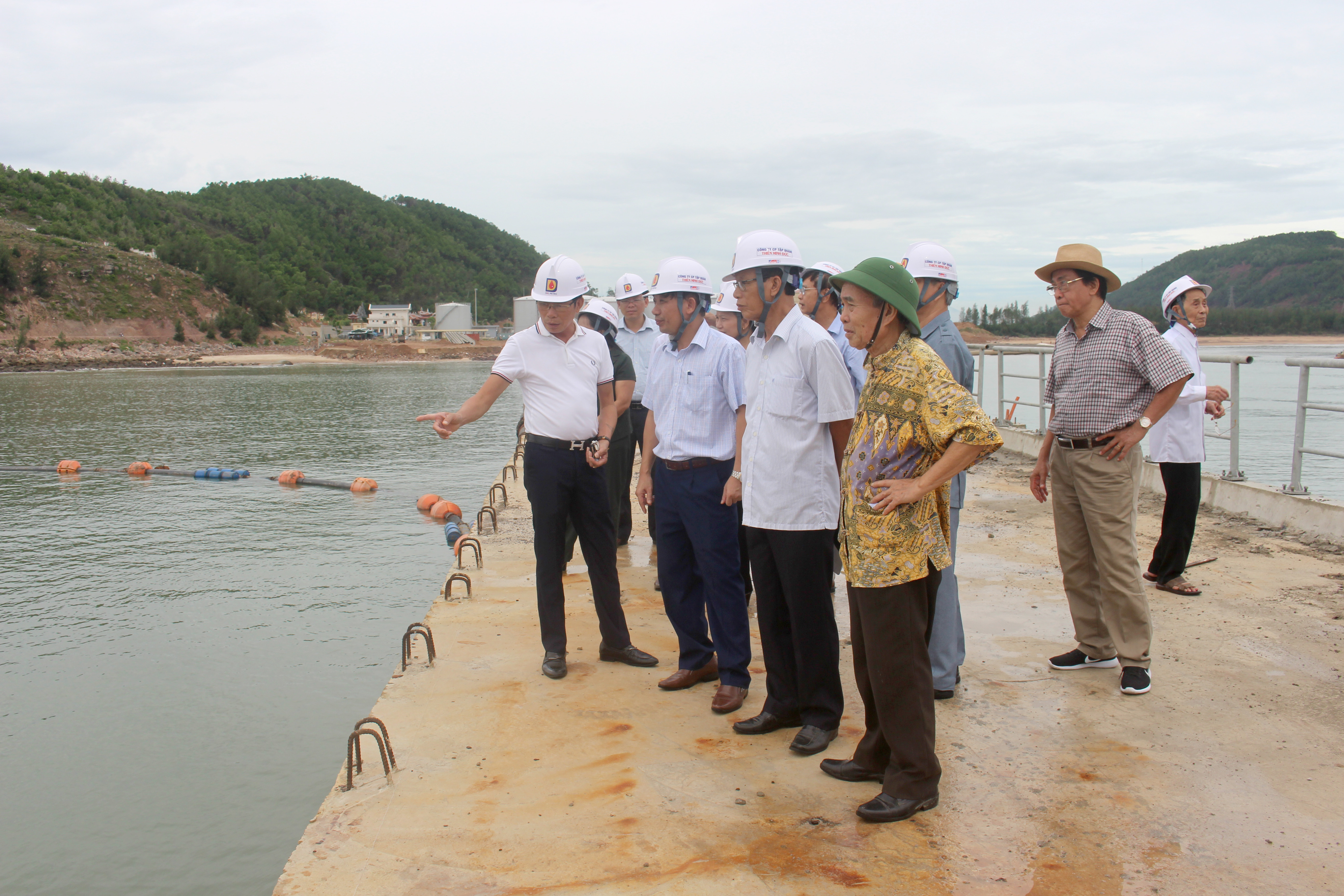 Đoàn cán bộ lãnh đạo nghỉ hưu tham quan cầu cảng Tổng kho xăng dầu ĐKC. Ảnh: Nhật Tuấn