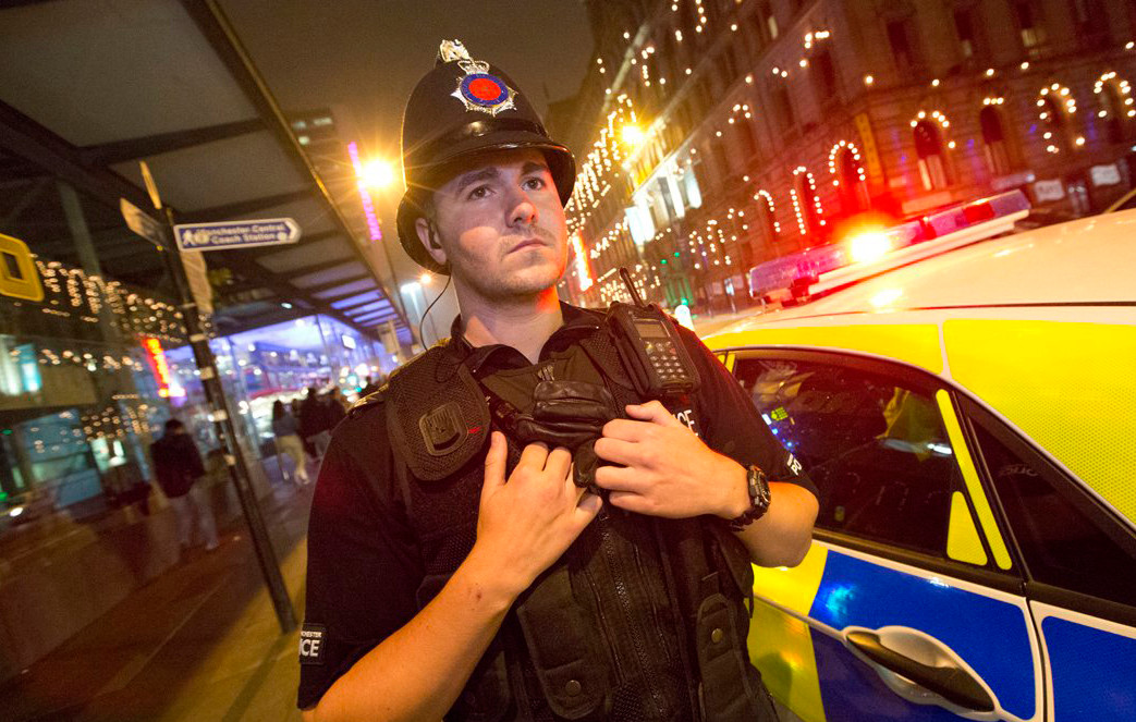 Cảnh sát Manchester kiểm soát khu vực nổ súng. Ảnh: G M Police