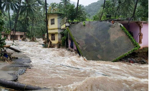 Một ngôi nhà ở huyệnKozhikode, bang Kerala bị phá hủy do lũ lụt hôm 9/8. Ảnh: PTI.