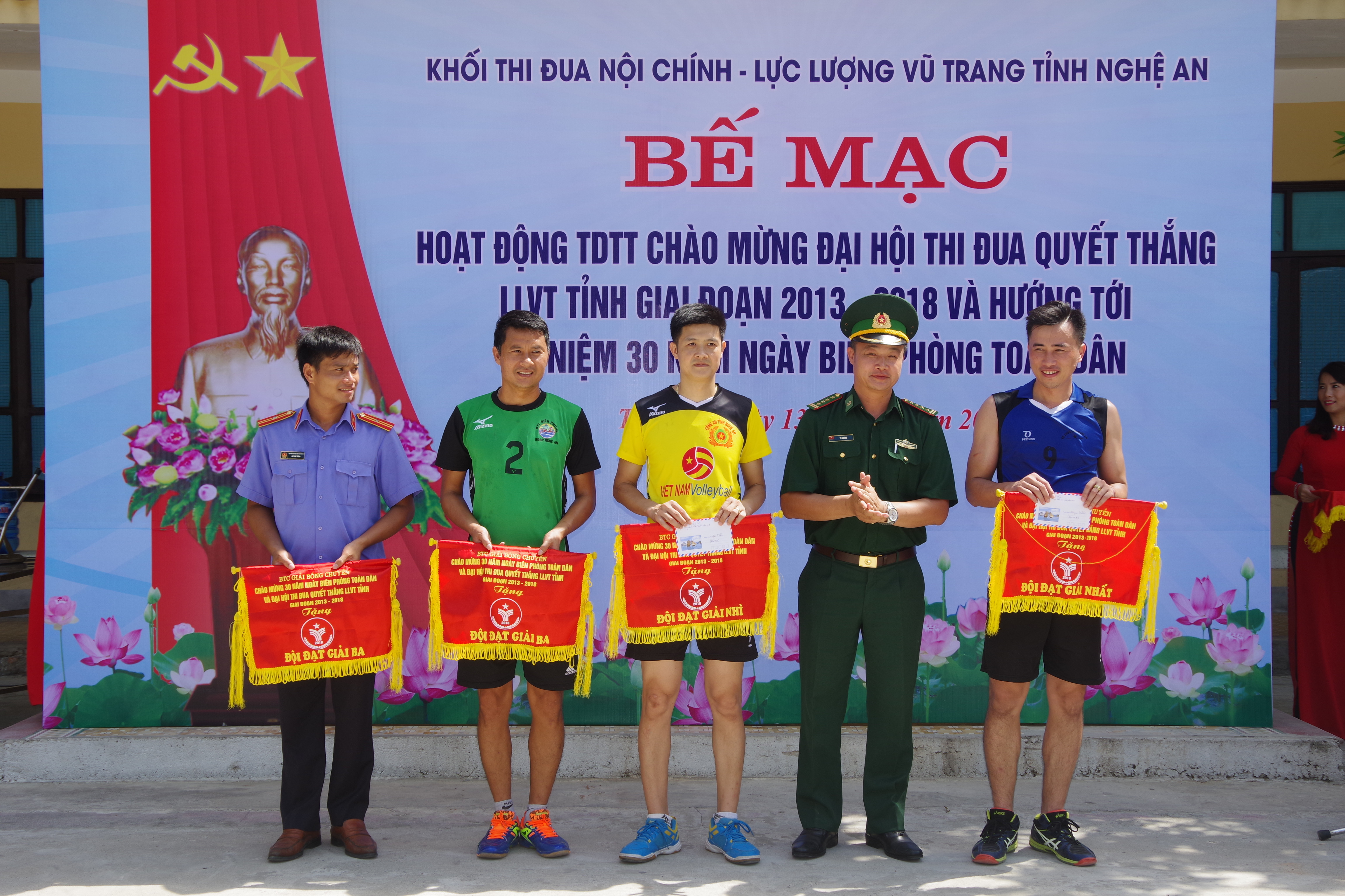 Đai tá Vũ Khương - Phó chỉ huy trưởng BĐBP tỉnh trao tặng phần thưởng cho các đội đạt giải. Ảnh: Hải Thượng