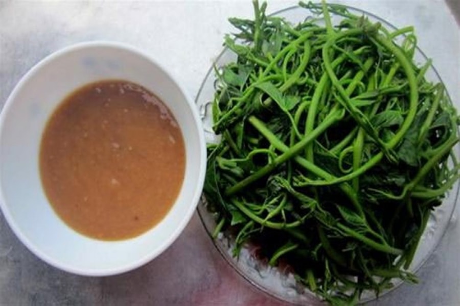 Ruốc cáy dùng để chấm với rau lang luộc ăn với cơm nóng; khi pha ruốc cáy, tuy theo khẩu vị để cho thêm đường, chanh, ớt cay vào. Nếm thử ruốc cáy sẽ cảm nhận được vị mặn mòi, hăng nồng hòa chút chua thanh của chanh, cái tê tê đầu lưỡi của tỏi và ớt cũng đủ làm ta mê mẩn. Ảnh: Việt Hùng.