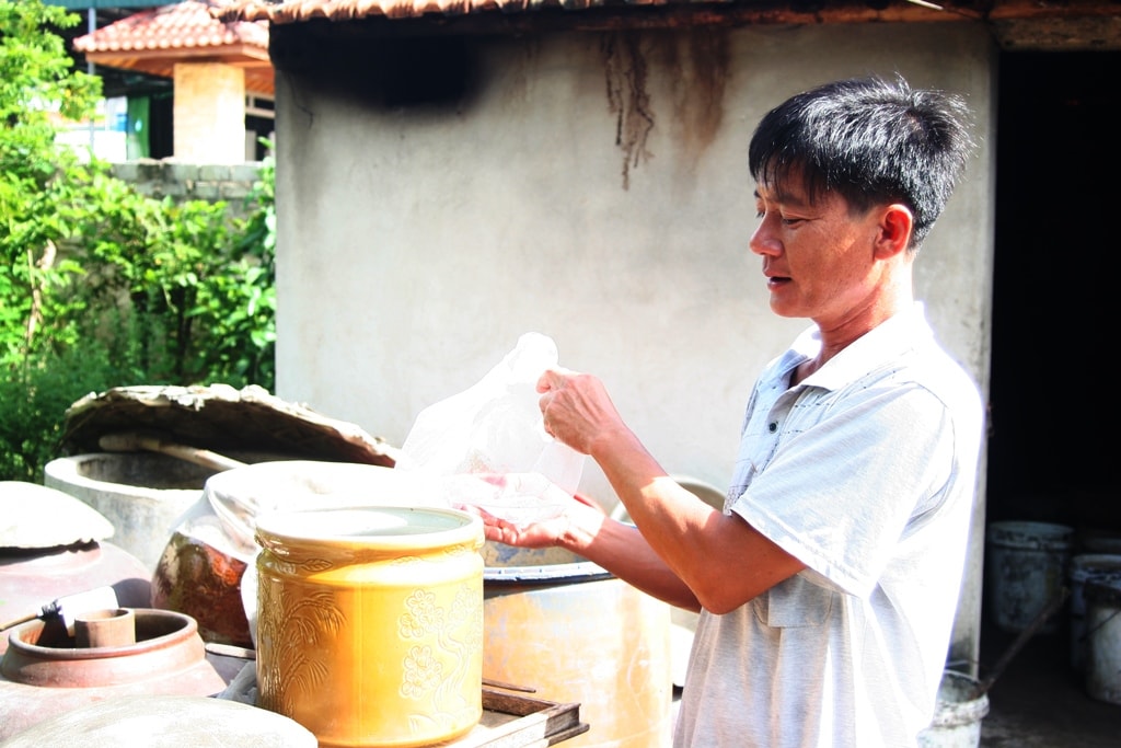 Quỳnh Dị hiện có khoảng trên 20 hộ làm nghề săn bắt, chế biến ruốc cáy. Hiện 1 kg ruốc cáy được bán với giá 250.000 đồng. Tuy đây không phải là nghề chính nhưng giúp cải thiện cuộc sống với mức thu nhập 3 - 5 triệu đồng/hộ/tháng. Việt Hùng