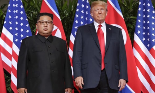 Lãnh đạo Triều Tiên Kim Jong-un (trái) và Tổng thống Mỹ Donald Trump tại hội nghị thượng đỉnh Mỹ - Triều hôm 12/6 ở Singapore, nơi hai bên cam kết thực hiện các bước hướng tới phi hạt nhân hóa. Ảnh: AP.