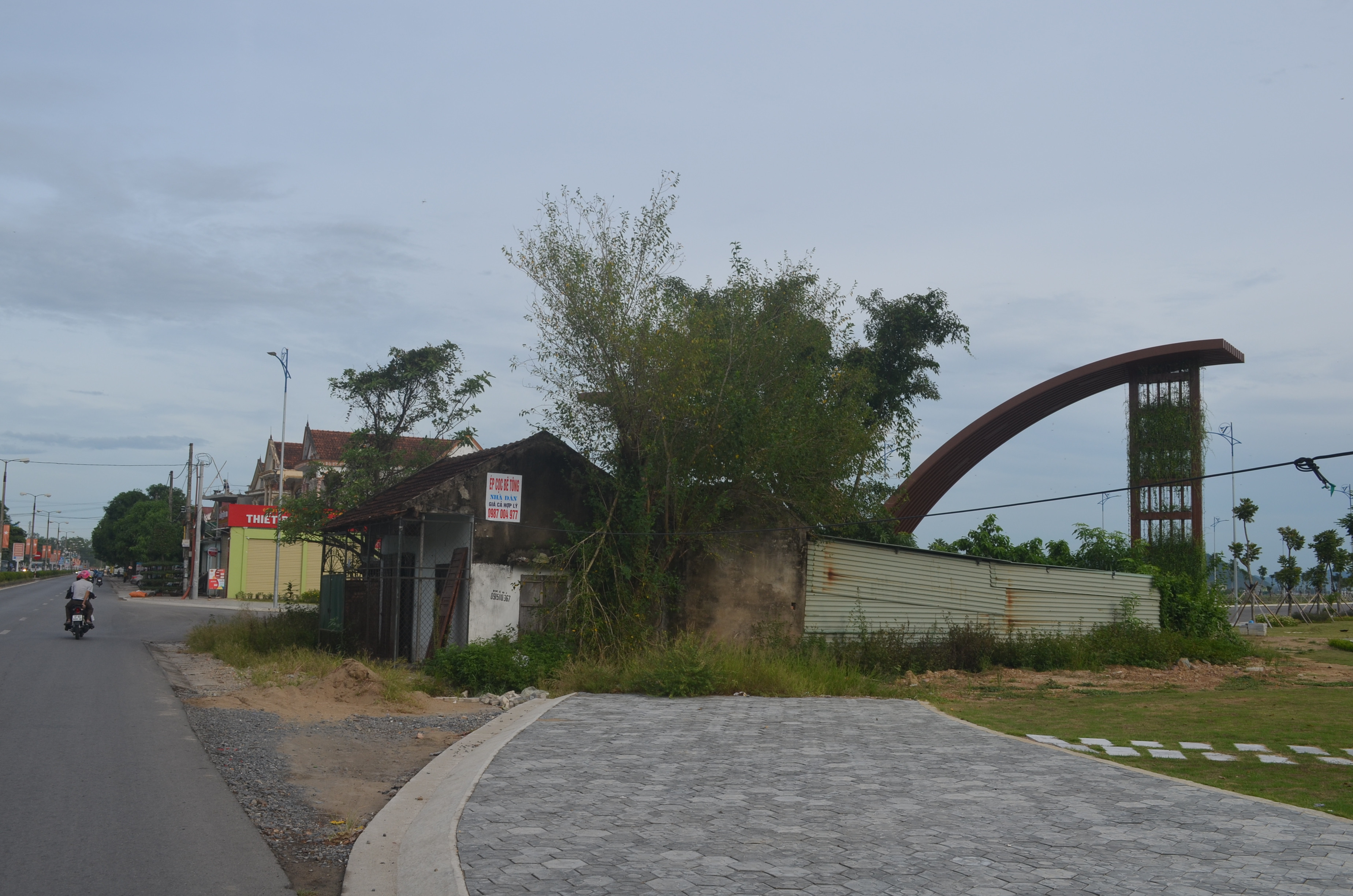 Công trình nhà ở của bà Nguyễn Thị Huyền bám Quốc lộ 46, sát kề cổng vào dự án VSIP