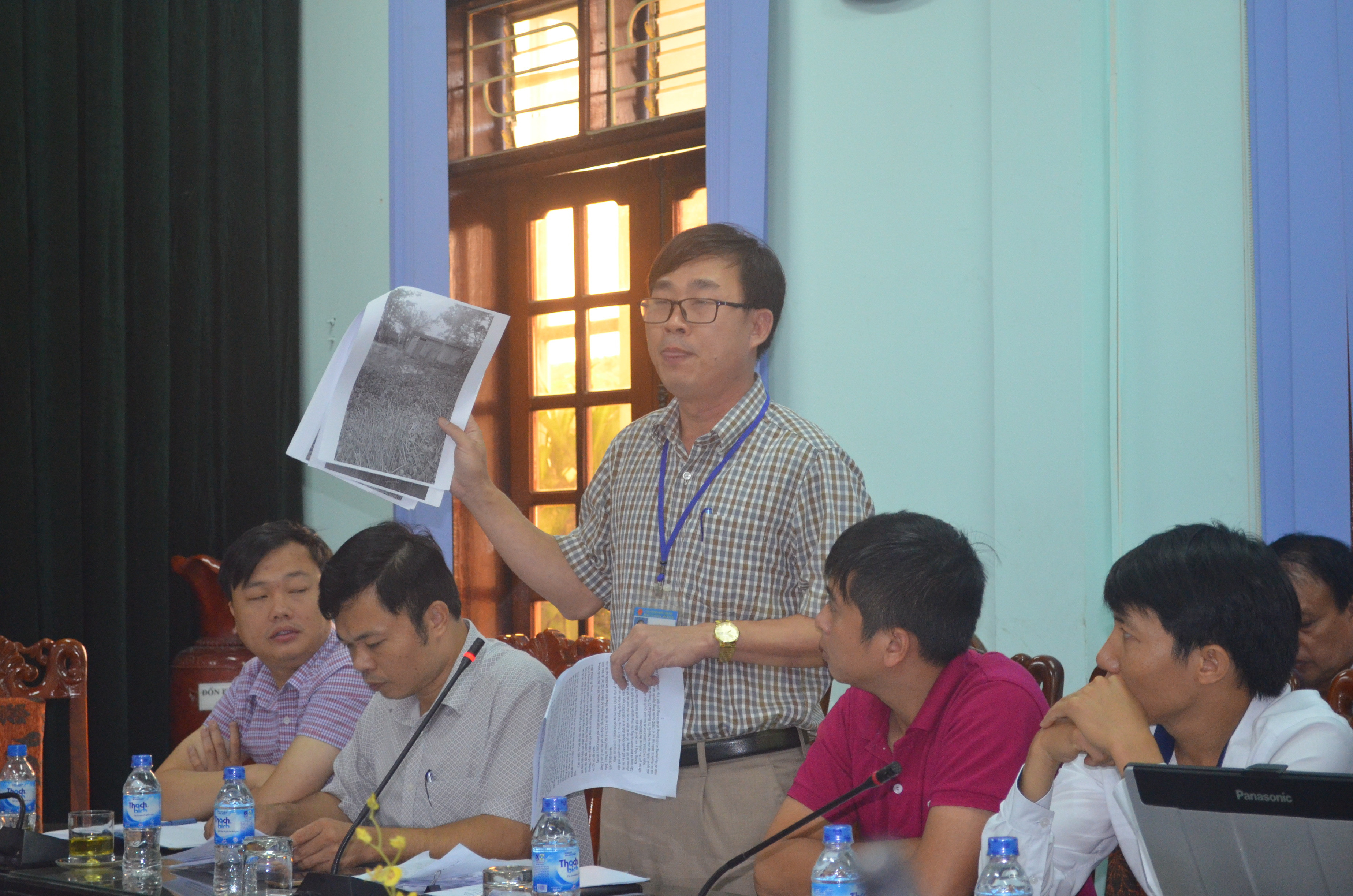 Trưởng phòng TN&MT huyện Hưng Nguyên, ông Nguyễn Hữu Hà đưa ra những hình ảnh để chứng minh khu vực đất mà bà Nguyễn Thị Huyền đòi hỏi nhà nước phải bồi thường là đất hoang