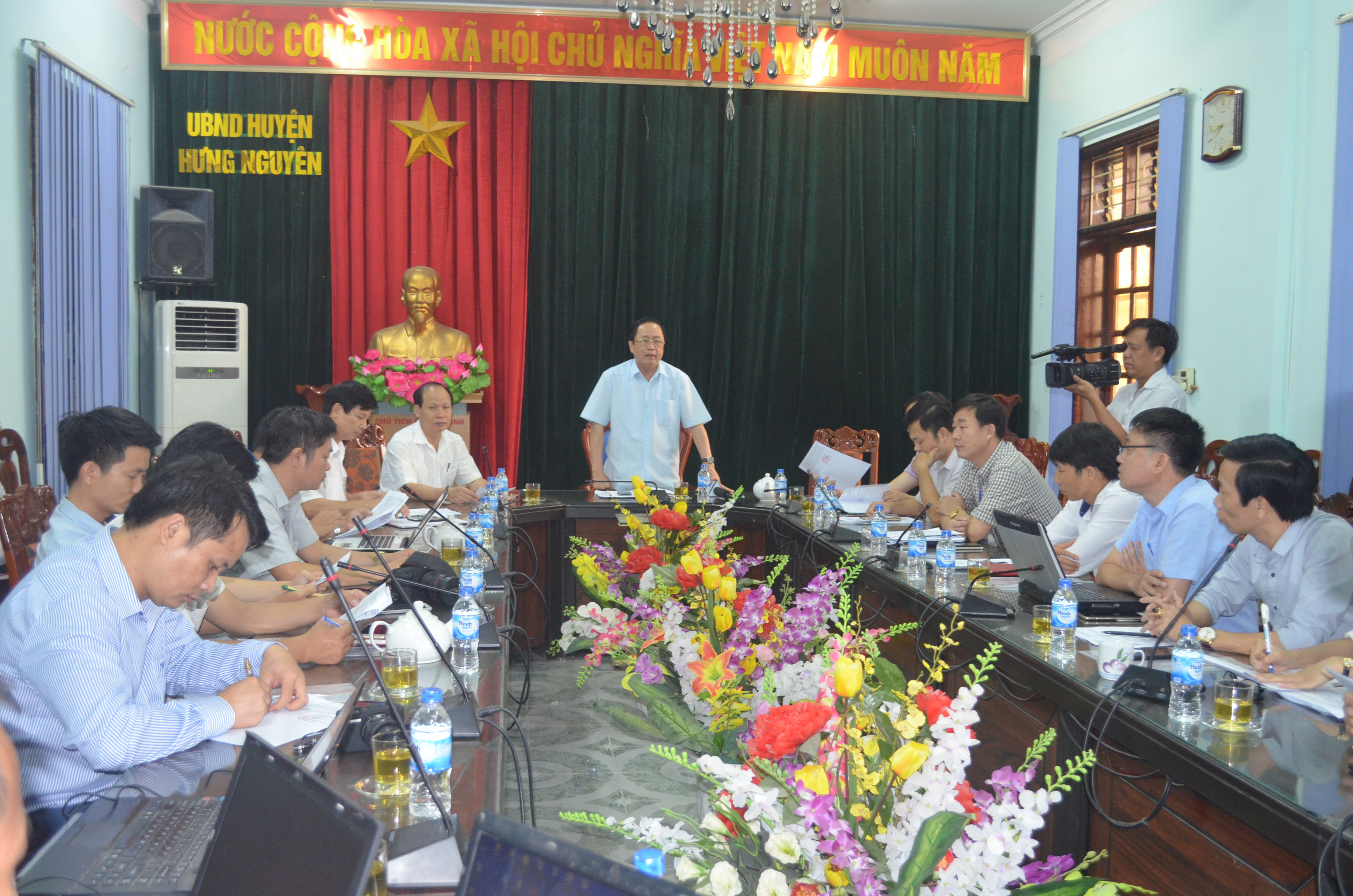 Toàn cảnh buổi họp báo do UBND huyện Hưng Nguyên tổ chức sáng ngày 14/8/2018. Ảnh Nhật Lân. 