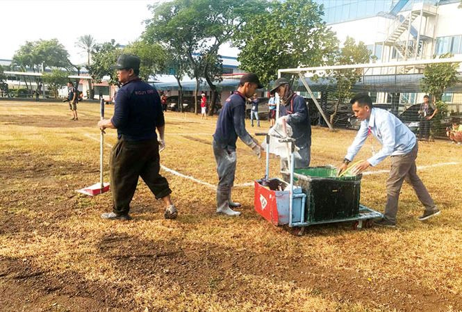 Nhân viên phục vụ nhà máy Samsung tại Tây Java dọn dẹp mặt sân trong khuôn viên nhà máy cho ĐT Olympic Việt Nam có buổi tập đầu tiên và duy nhất trước trận đấu với Olympic Pakistan vào chiều nay. Ảnh: N.P.