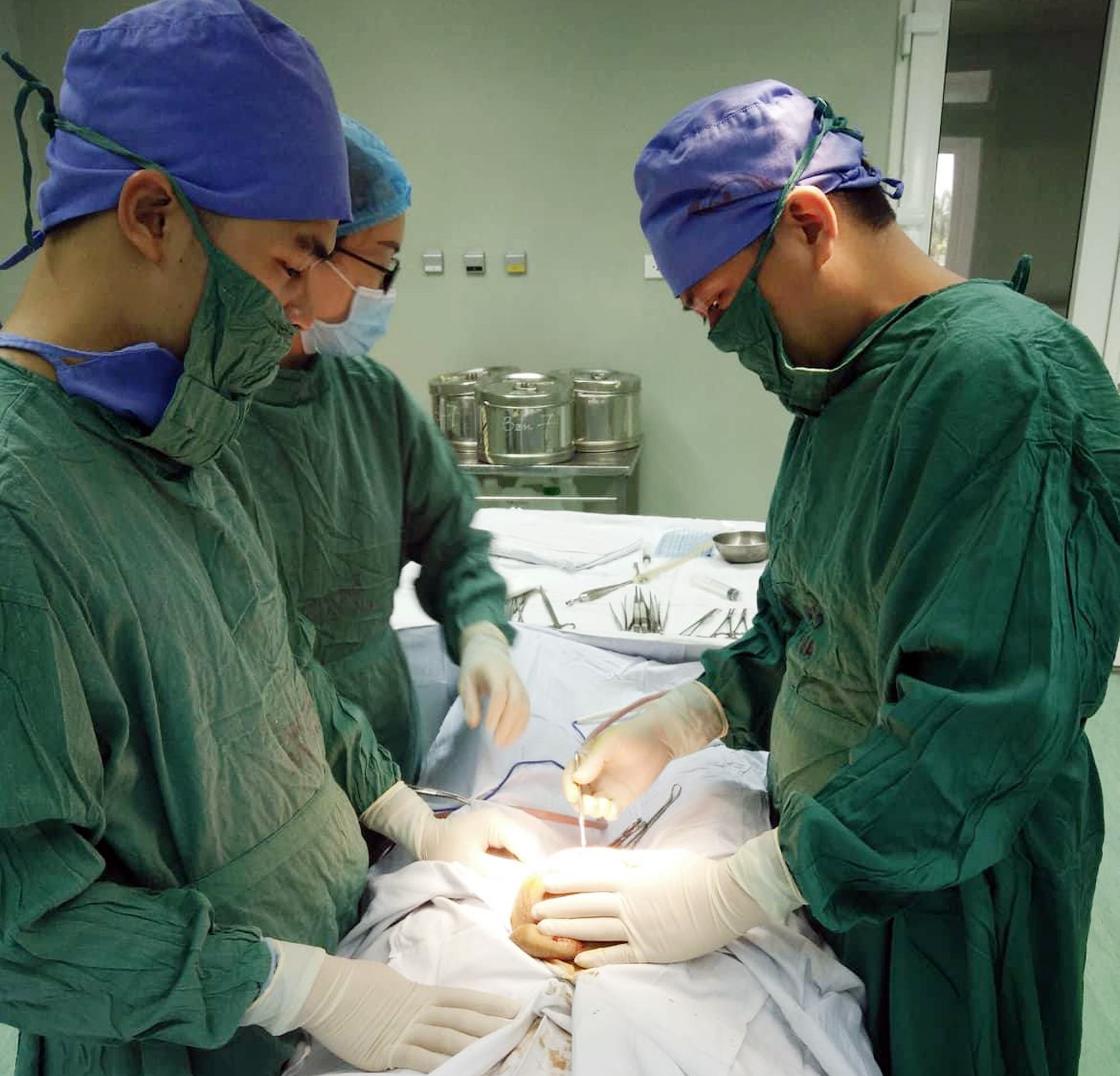 Các bác sĩ Bệnh viện HNĐK Tỉnh thực hiện phẫu thuật cho bệnh nhân bị U tinh hoàn. Ảnh: Hoàng Yến