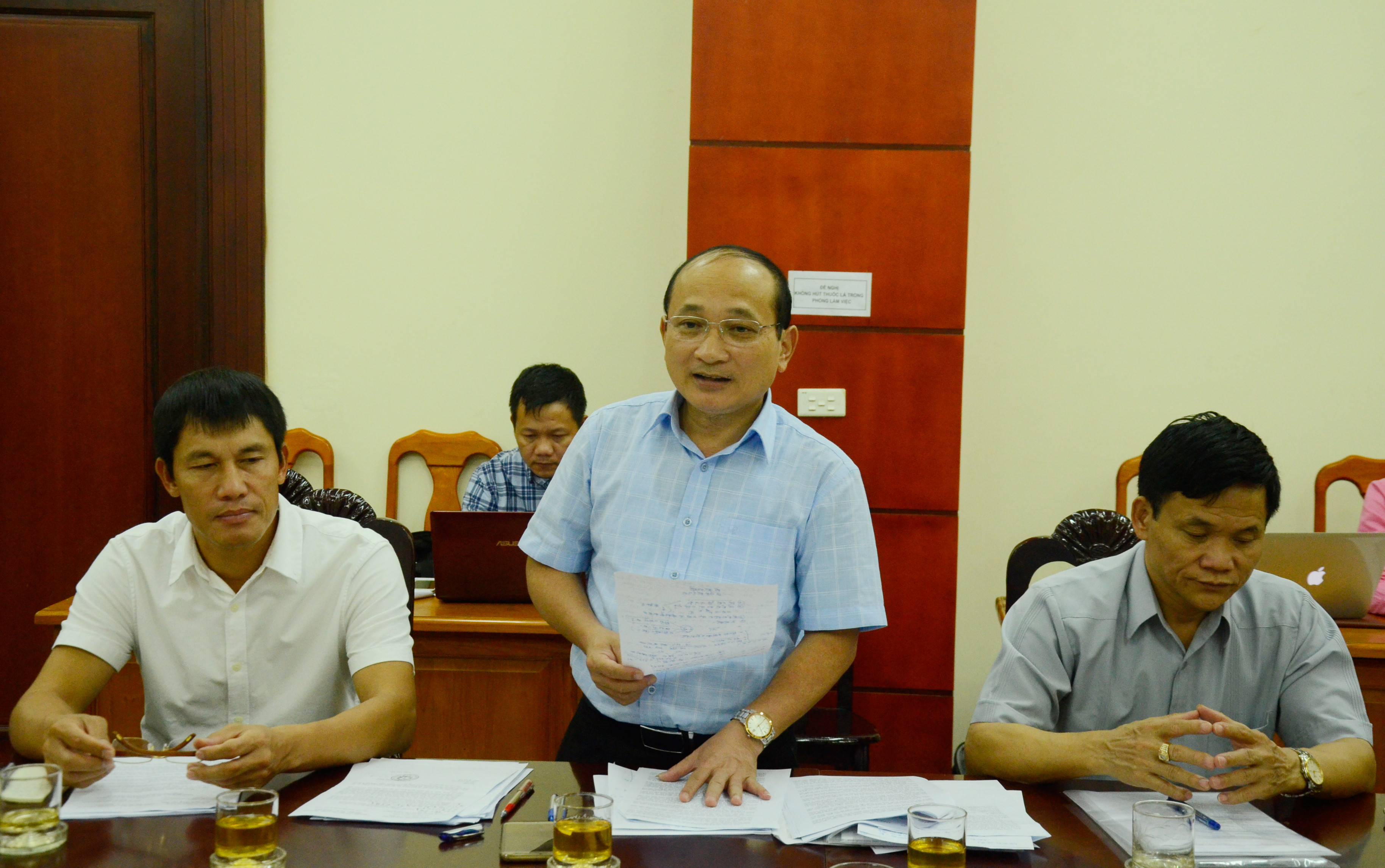 Phó Trưởng Đoàn ĐBQH tỉnh Nguyễn Thanh Hiền phát biểu tại cuộc làm việc. Ảnh Thanh Lê