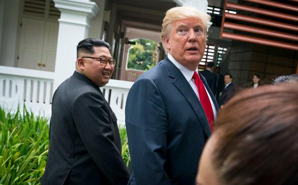 Tổng thống Mỹ Donald Trump và nhà lãnh đạo Triều Tiên Kim Jong-un. Ảnh: AP