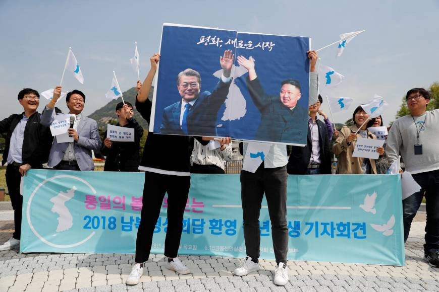 Người dân ủng hộ cuộc gặp giữa ông Moon và ông Kim. Ảnh: Reuters