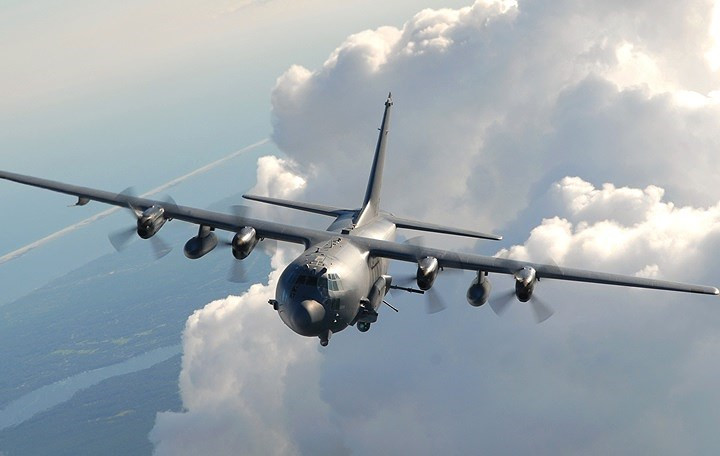 Hình ảnh AC-130U Spooky trên nền mây trắng.