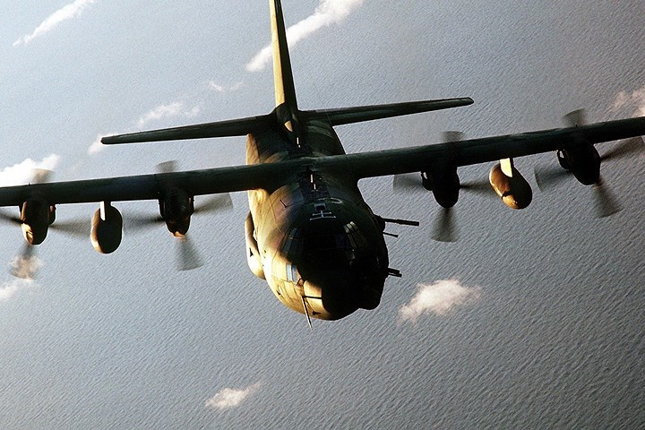 Hình ảnh một máy bay cường kích AC-130 Spectre của đặc nhiệm không quân Mỹ nghiêng cánh trên đại dương.