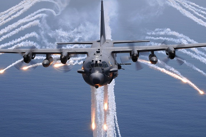 Máy bay AC-130H Spectre phóng mồi nhiệt (ảnh) kết hợp với dùng hệ thống gây nhiễu hồng ngoại để đánh lạc hướng tên lửa tầm nhiệt của đối phương.