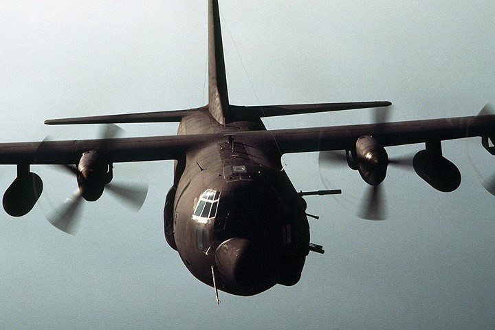 Vẻ xù xì hầm hố của một chiến đấu cơ AC-130H có năng lực tấn công mặt đất.