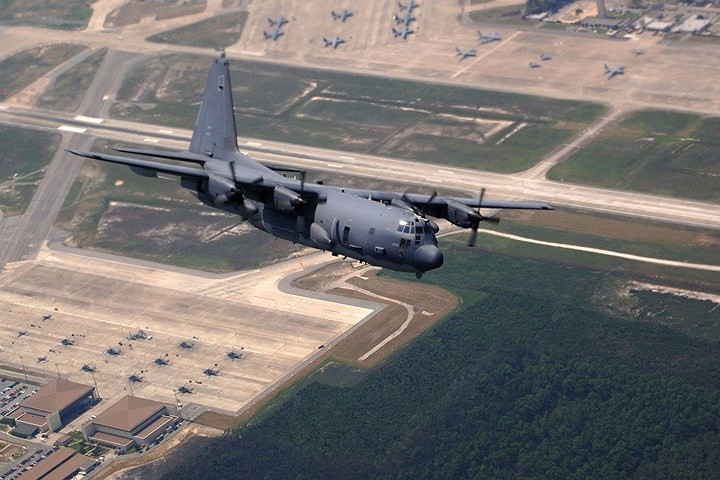 Chiếc AC-130U Spooky nghiêng cánh phía trên sân bay Hurlburt, Florida, Mỹ.