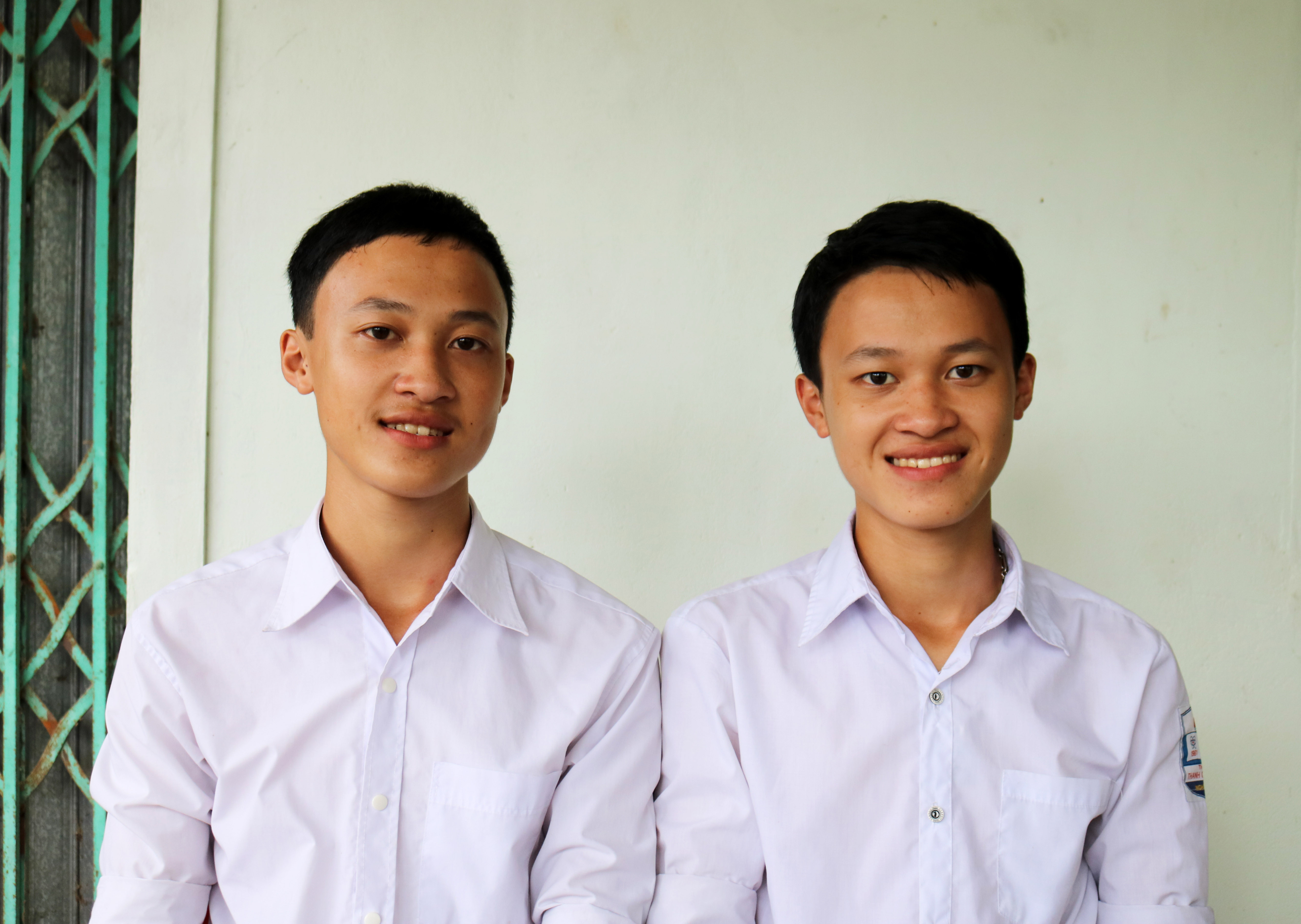Hai anh em Thành (trái) - Vinh (phải) ngày học 12. Ảnh: Huy Thư
