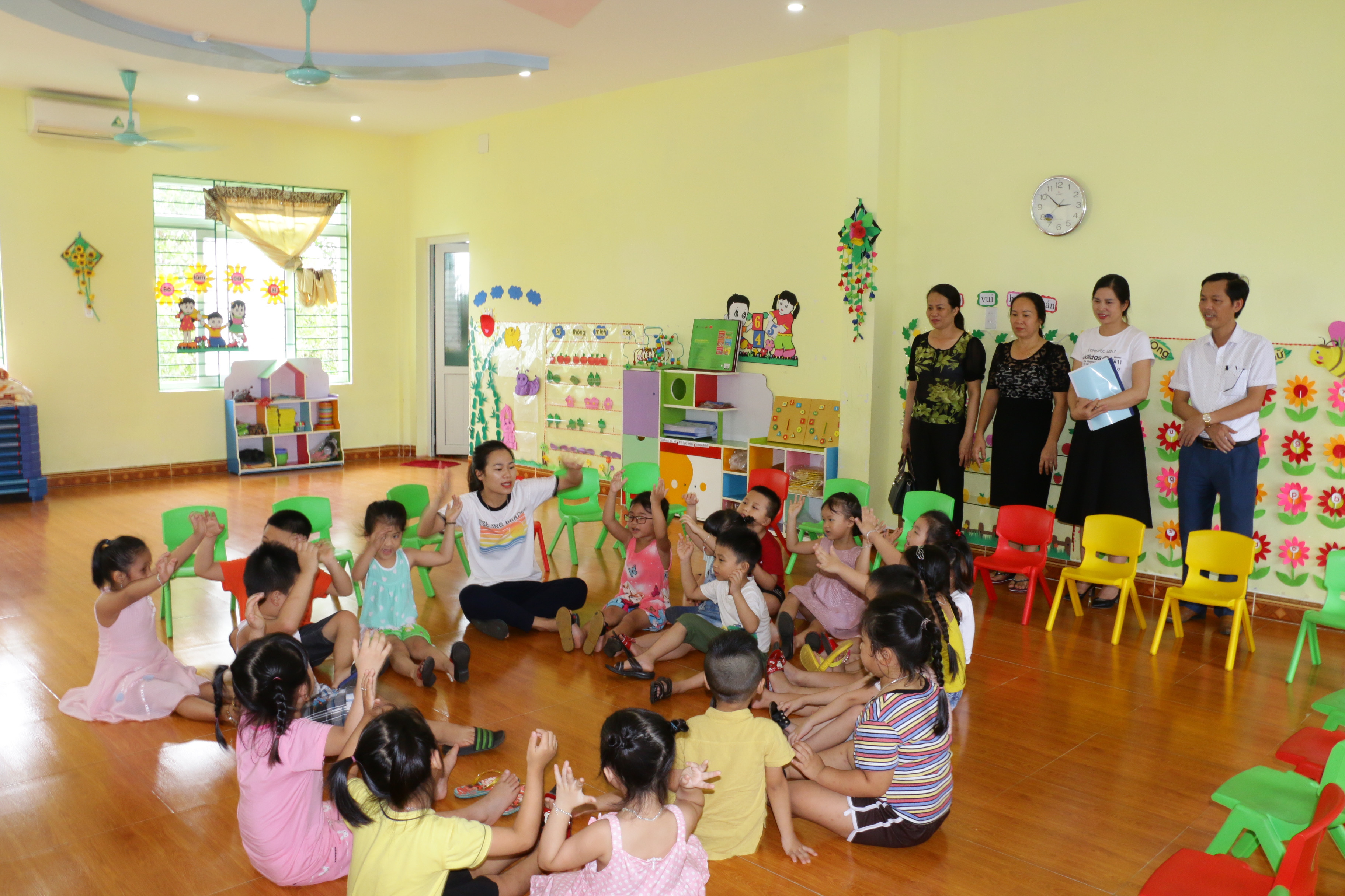 Phòng Giáo dục và đào tạo huyện Đô Lương kiểm tra một mô hình trường mầm non ngoài công lập trên địa bàn. Ảnh: Mỹ Hà