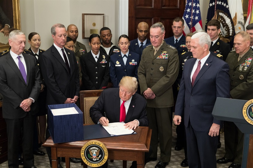 Tổng thống Mỹ Donald Trump ký thông qua Đạo luật ủy quyền Quốc phòng (NDAA) trị giá 716 tỷ USD cho năm tài khóa 2019 (Nguồn: White House)