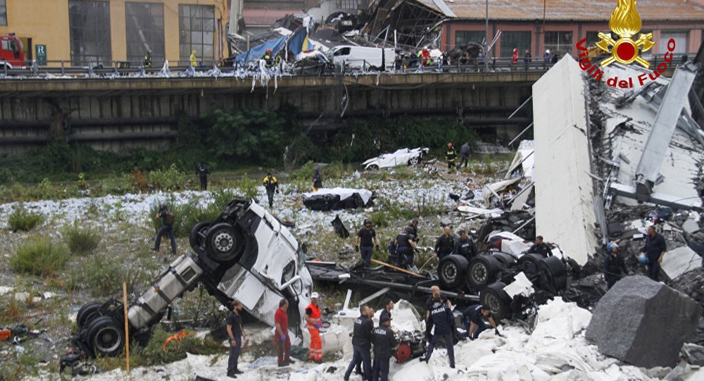 Hiện trường vụ sập cầu ở Genoa. Ảnh: Reuters