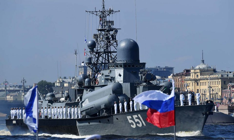 Một tàu chiến Nga trong cuộc duyệt binh Ngày Hải quân ở St. Petersburg. Ảnh: AFP