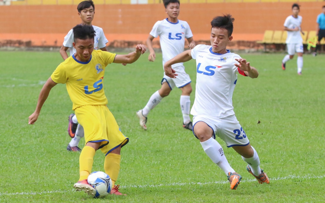 U15 SLNA gần như bị vỡ trận và không thể tìm được bàn thắng danh dự, chung cuộc U15 SLNA giành thắng lợi 5-0 đầy thuyết phục. Ảnh: CTV